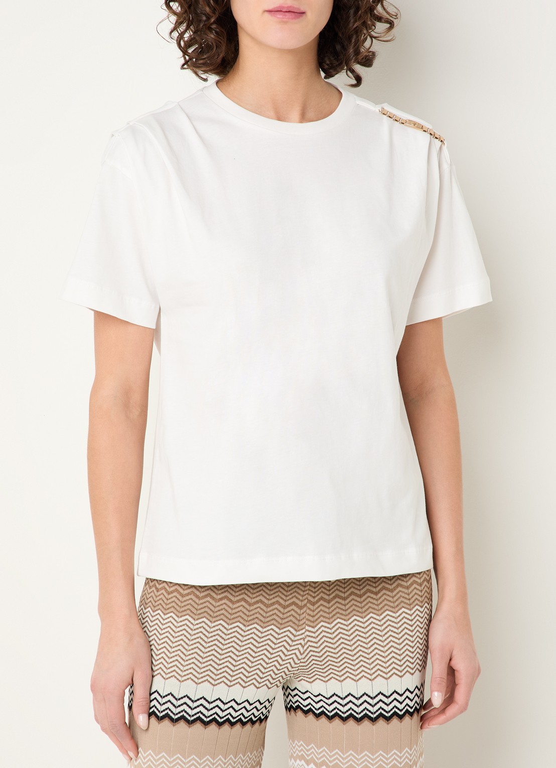 NIKKIE Patos T-shirt met kettingdetail - detail 4 wit