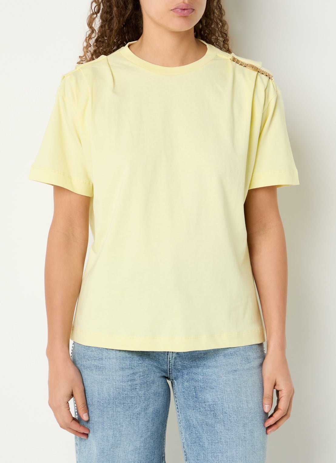 NIKKIE Patos T-shirt met kettingdetail - detail geel