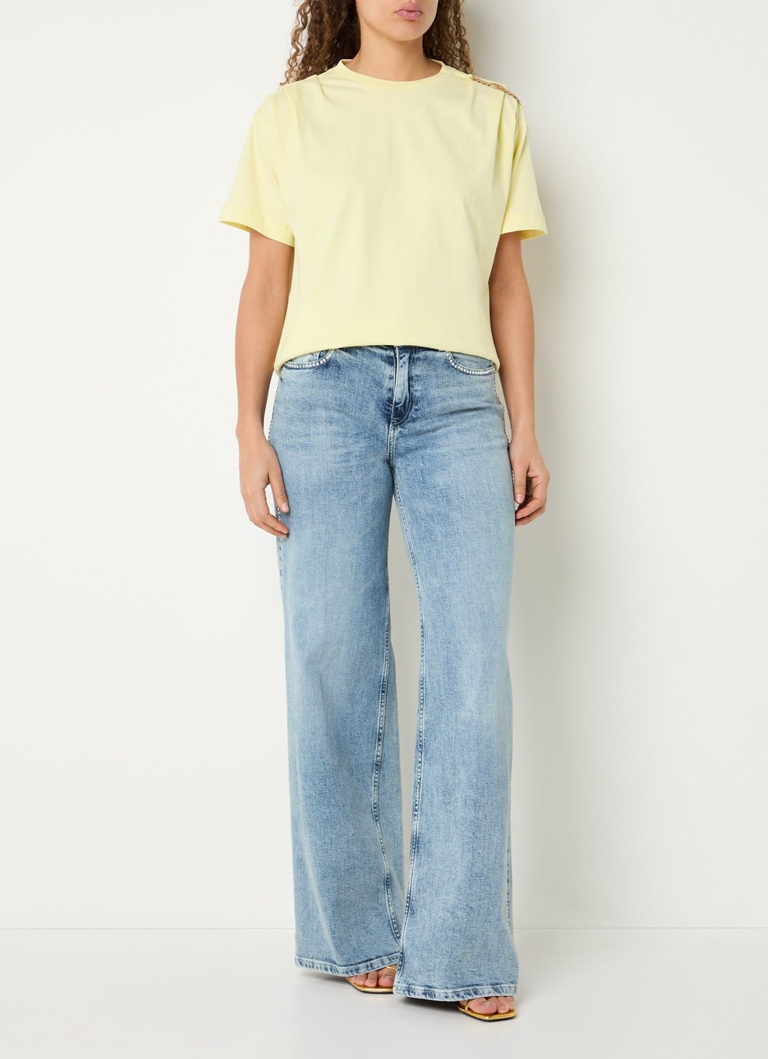 NIKKIE Patos T-shirt met kettingdetail - voorkant 4 geel