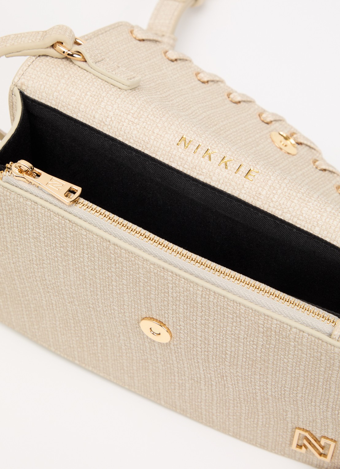 NIKKIE Paxing Lace-Up schoudertas met verstelbare schouderriem - detail 3 creme
