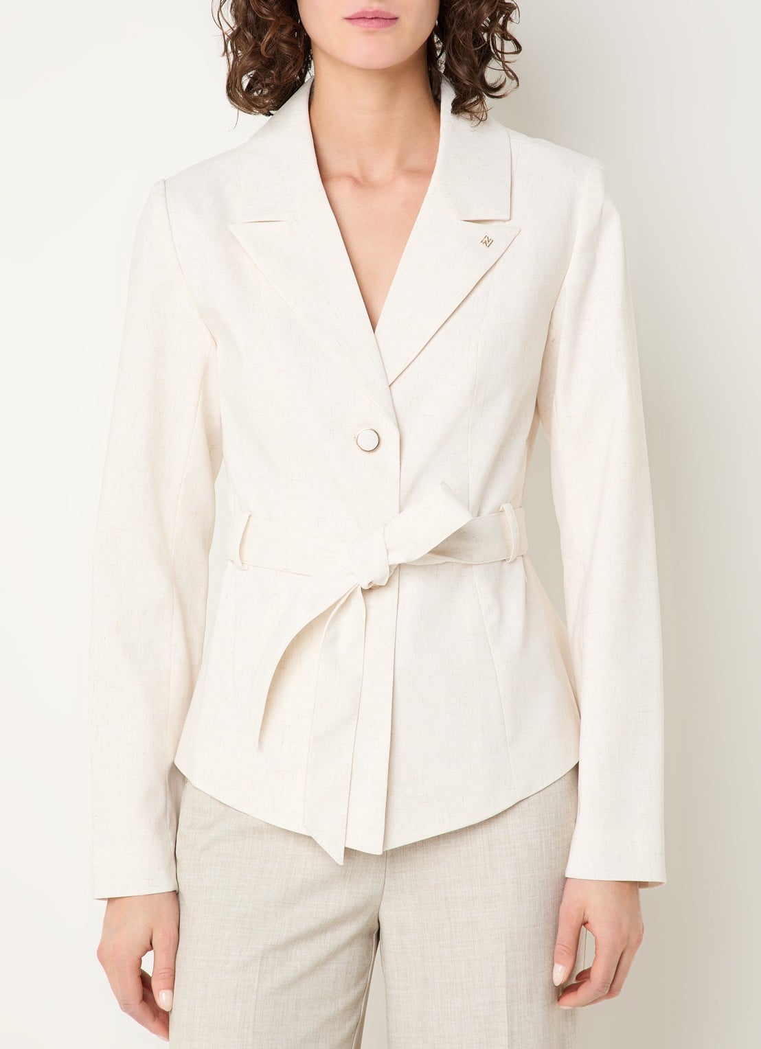 NIKKIE Payette blazer met strikceintuur - detail 3 creme