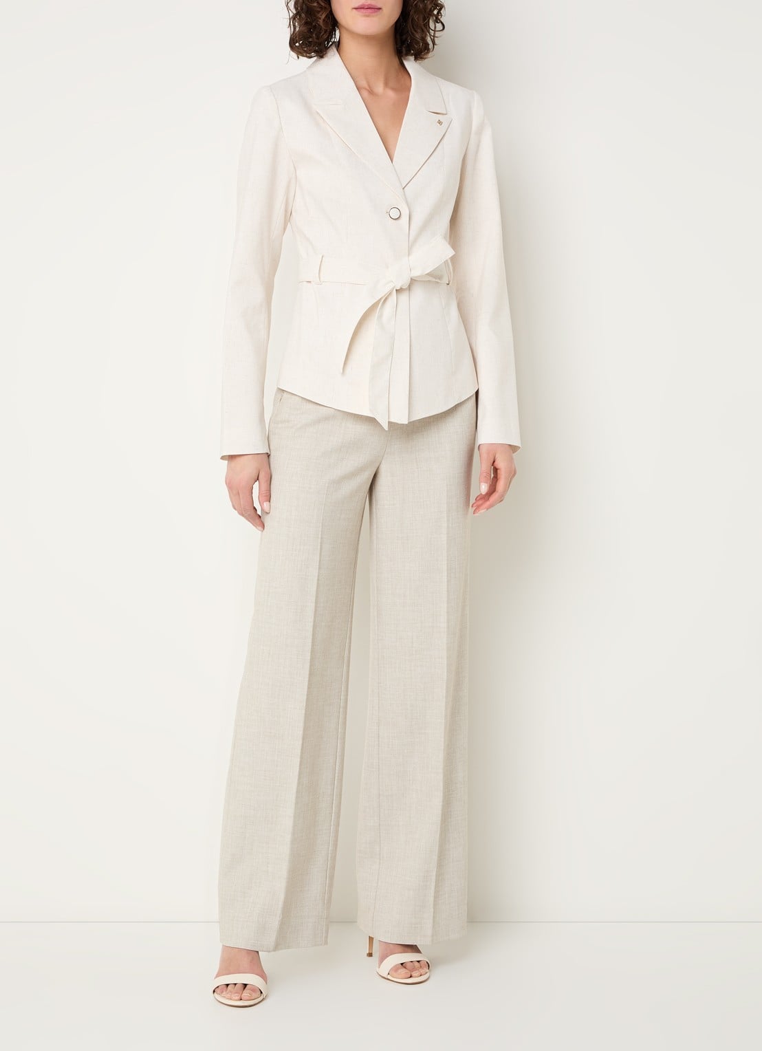 NIKKIE Payette blazer met strikceintuur - voorkant 2 creme