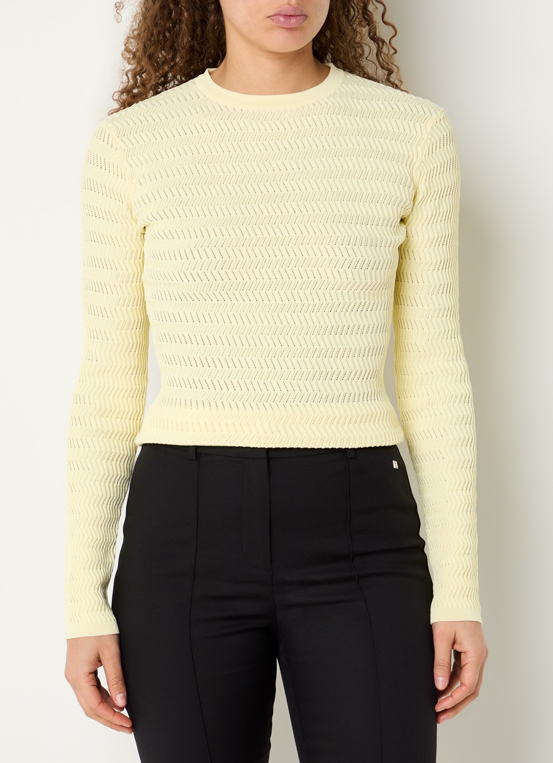 NIKKIE Pilar top met structuur - detail 3 ivoor