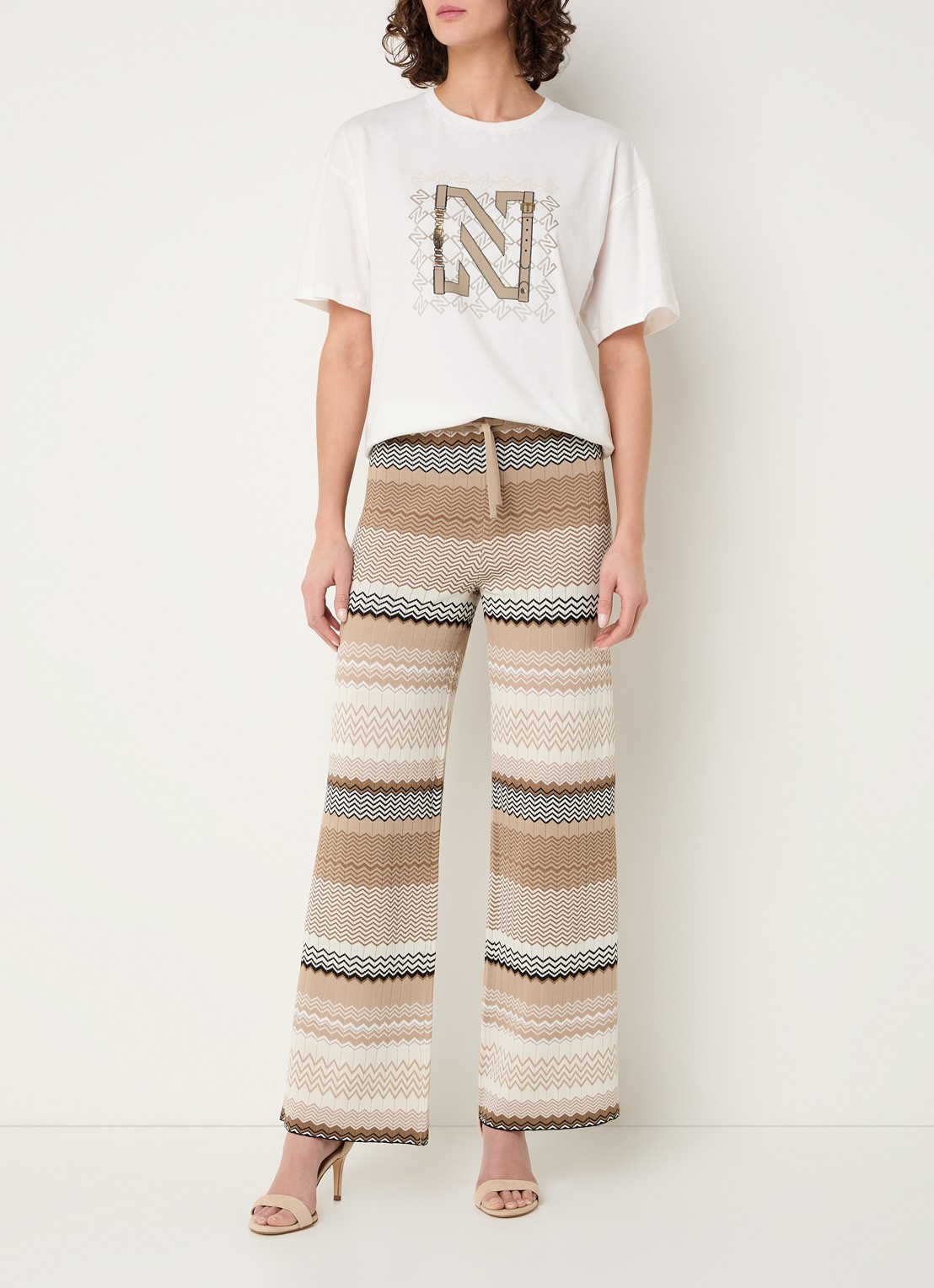 NIKKIE Pilazio high waist wide fit palazzo broek met grafische print - voorkant 2 zand