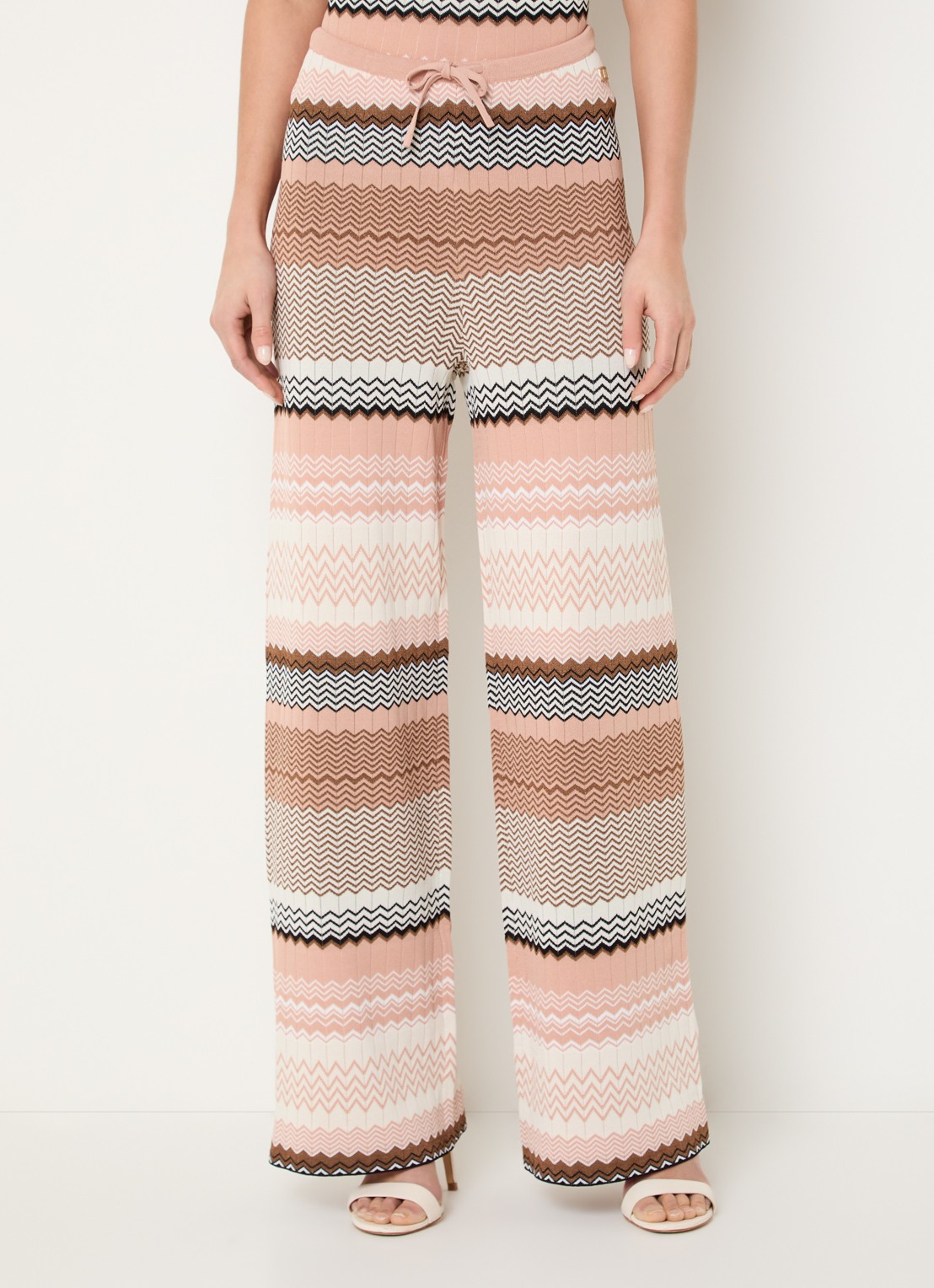 NIKKIE Pilazio high waist wide fit palazzo broek met grafische print - detail 4 zalmroze