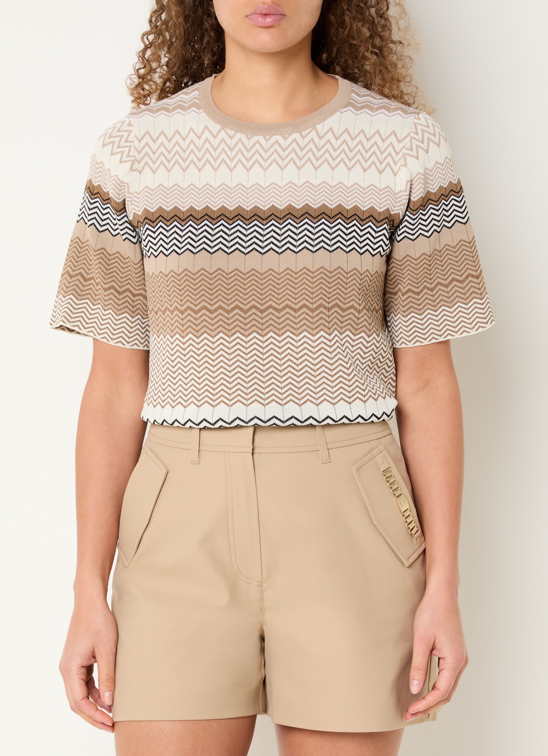 NIKKIE Pilazio top met print - detail 3 donkerbeige