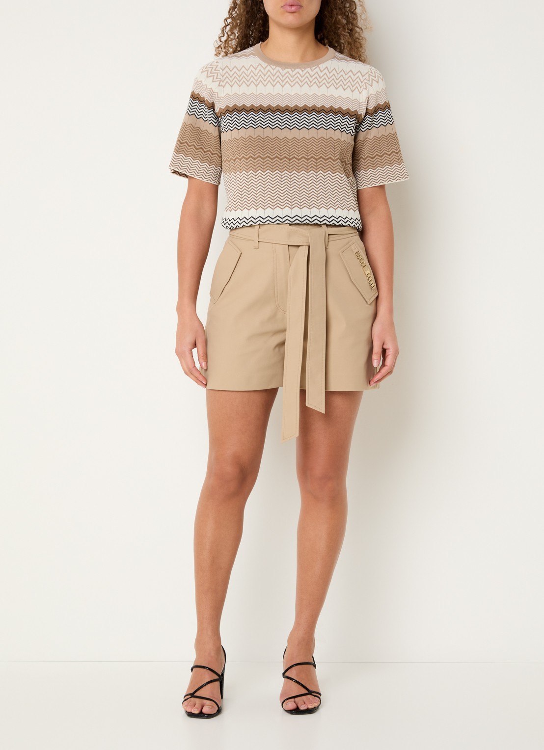 NIKKIE Pilazio top met print - voorkant 2 donkerbeige