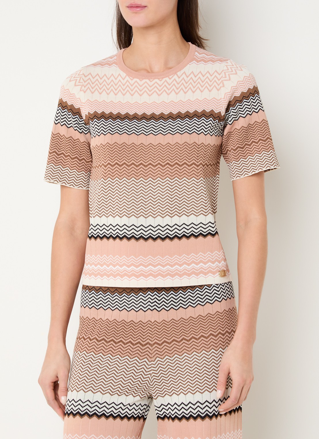 NIKKIE Pilazio top met print - detail 4 zalmroze