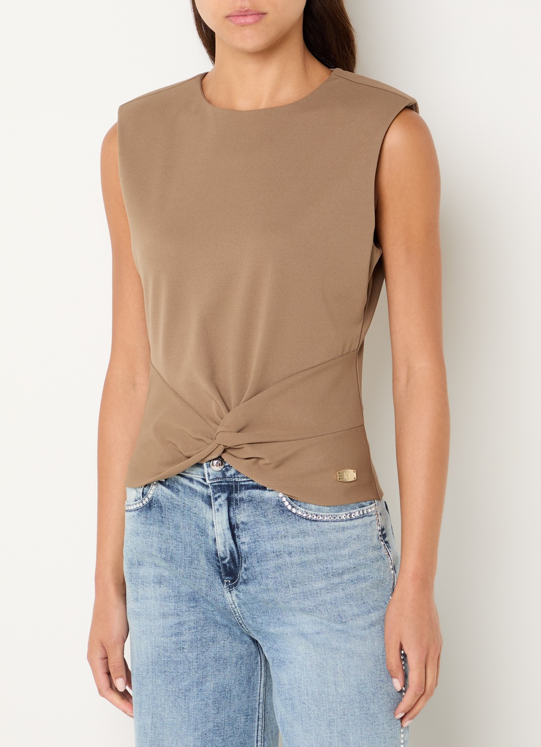 NIKKIE Pitaly mouwloze top met schoudervulling  - detail 4 zand