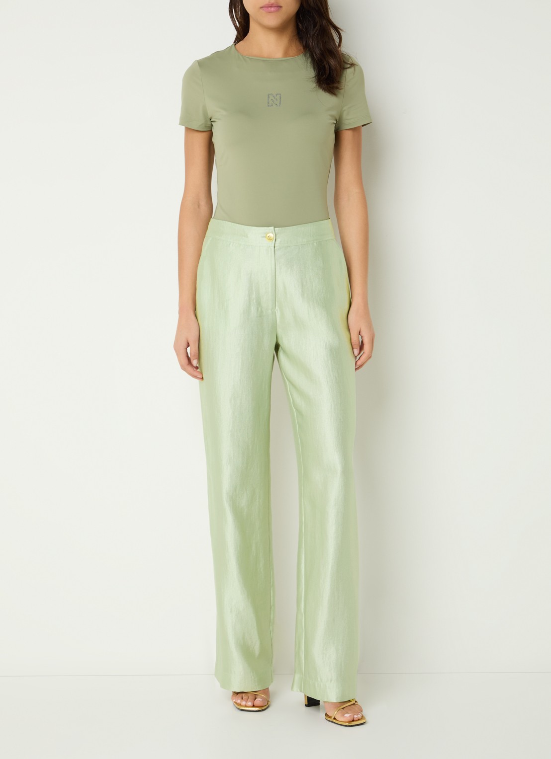 NIKKIE Polarmar high waist straight fit pantalon met steekzakken - voorkant 4 lichtgroen