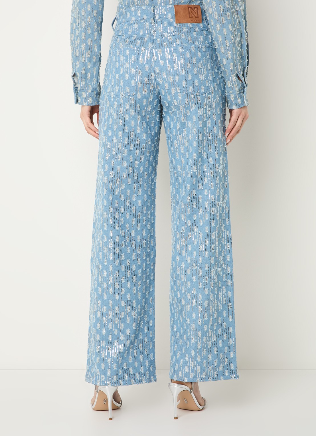 NIKKIE Pools high waist straight leg jeans met pailletten - achterkant lichtblauw