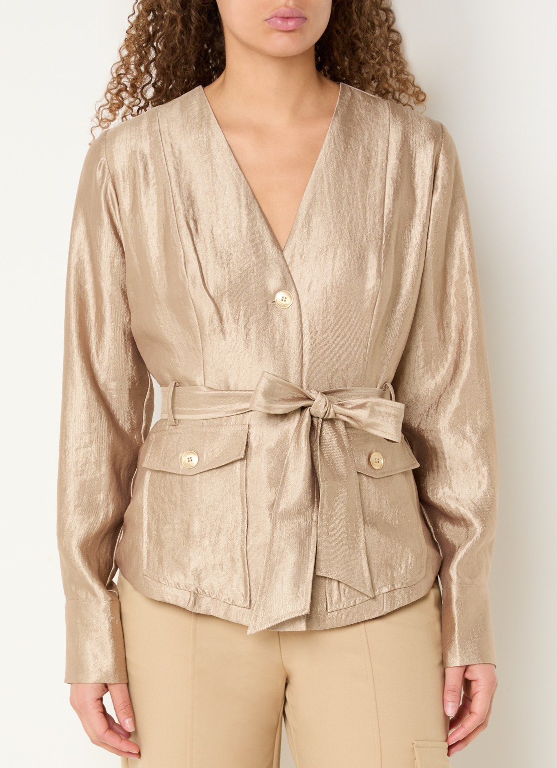 NIKKIE Porlamar blouse met metallic finish en strikdetail - detail 3 camel