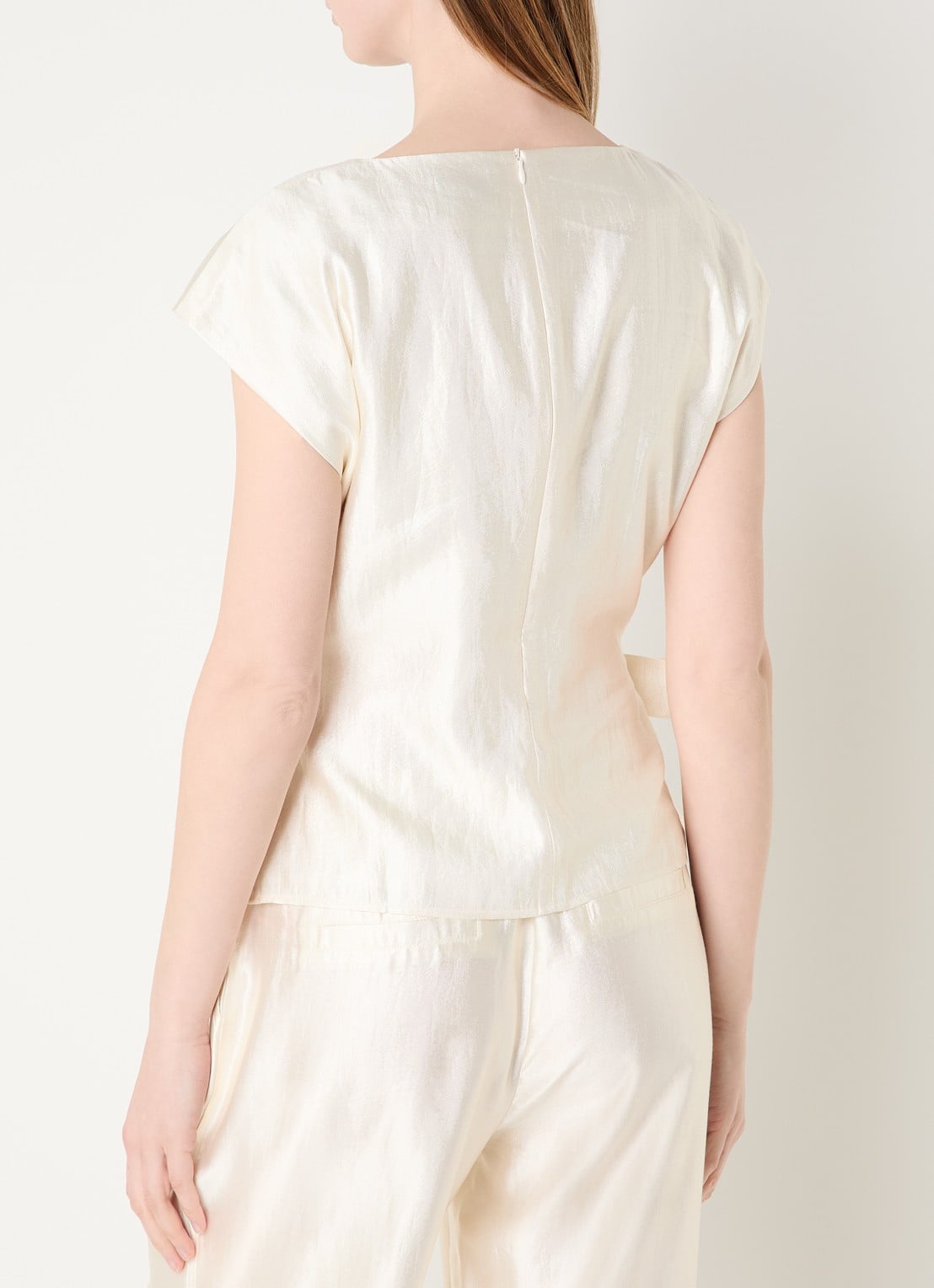 NIKKIE Porlamar top met metallic finish en strikdetail - achterkant creme