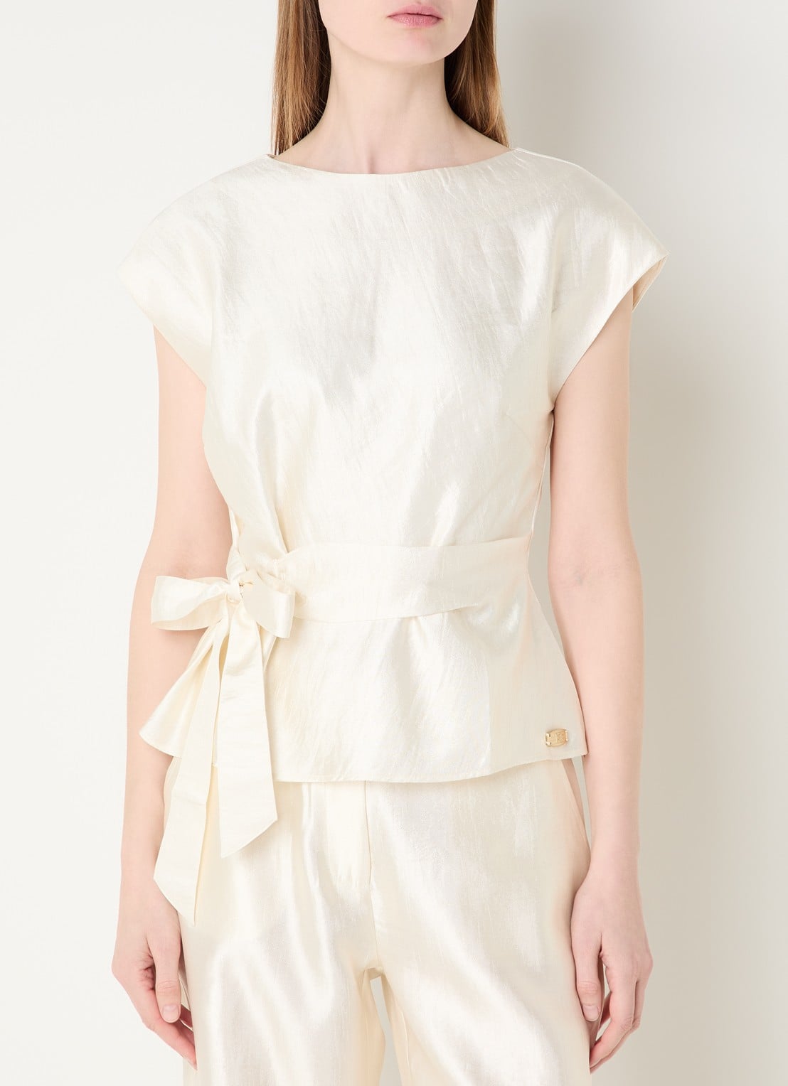 NIKKIE Porlamar top met metallic finish en strikdetail - detail 2 creme