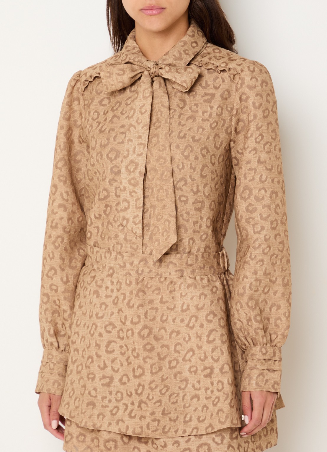 NIKKIE Pragues blouse met panterprint - detail 2 lichtbruin