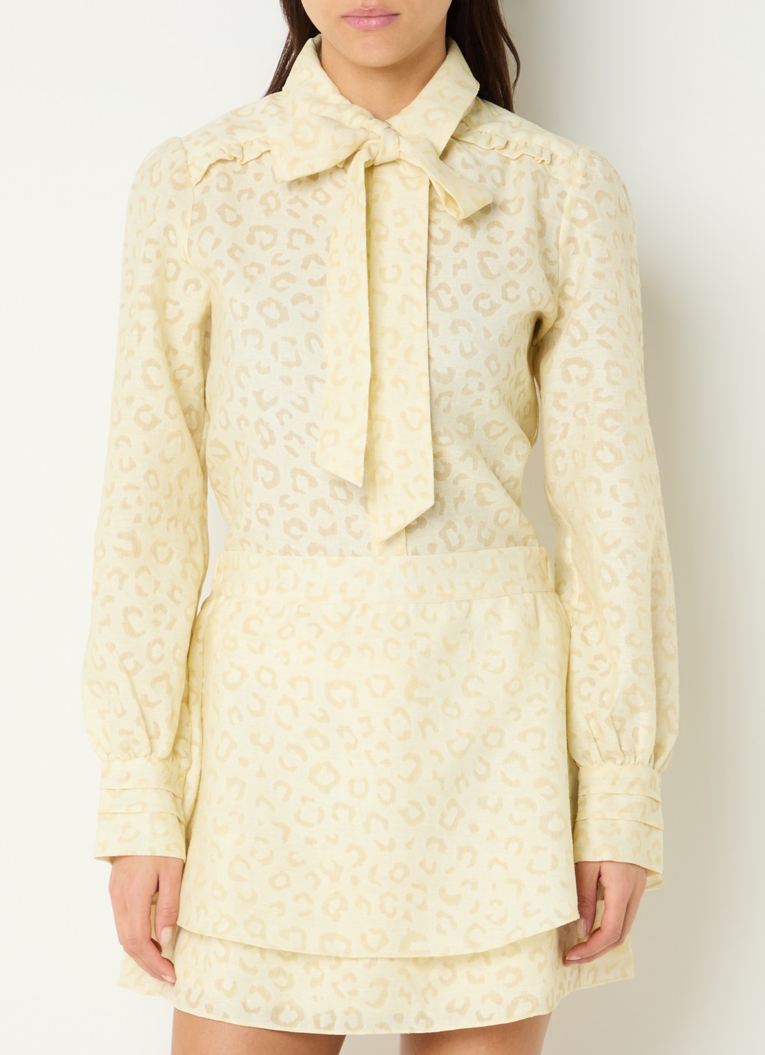 NIKKIE Pragues blouse met panterprint - detail 3 lichtgeel