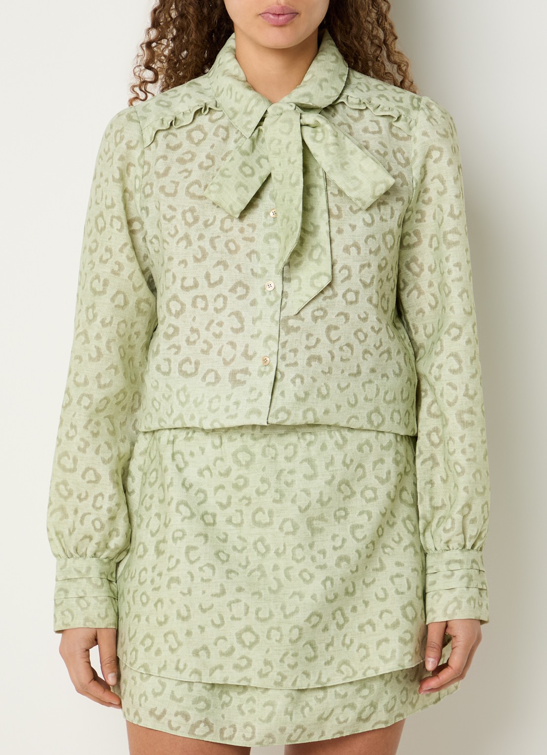 NIKKIE Pragues blouse met panterprint - detail 3 taupe