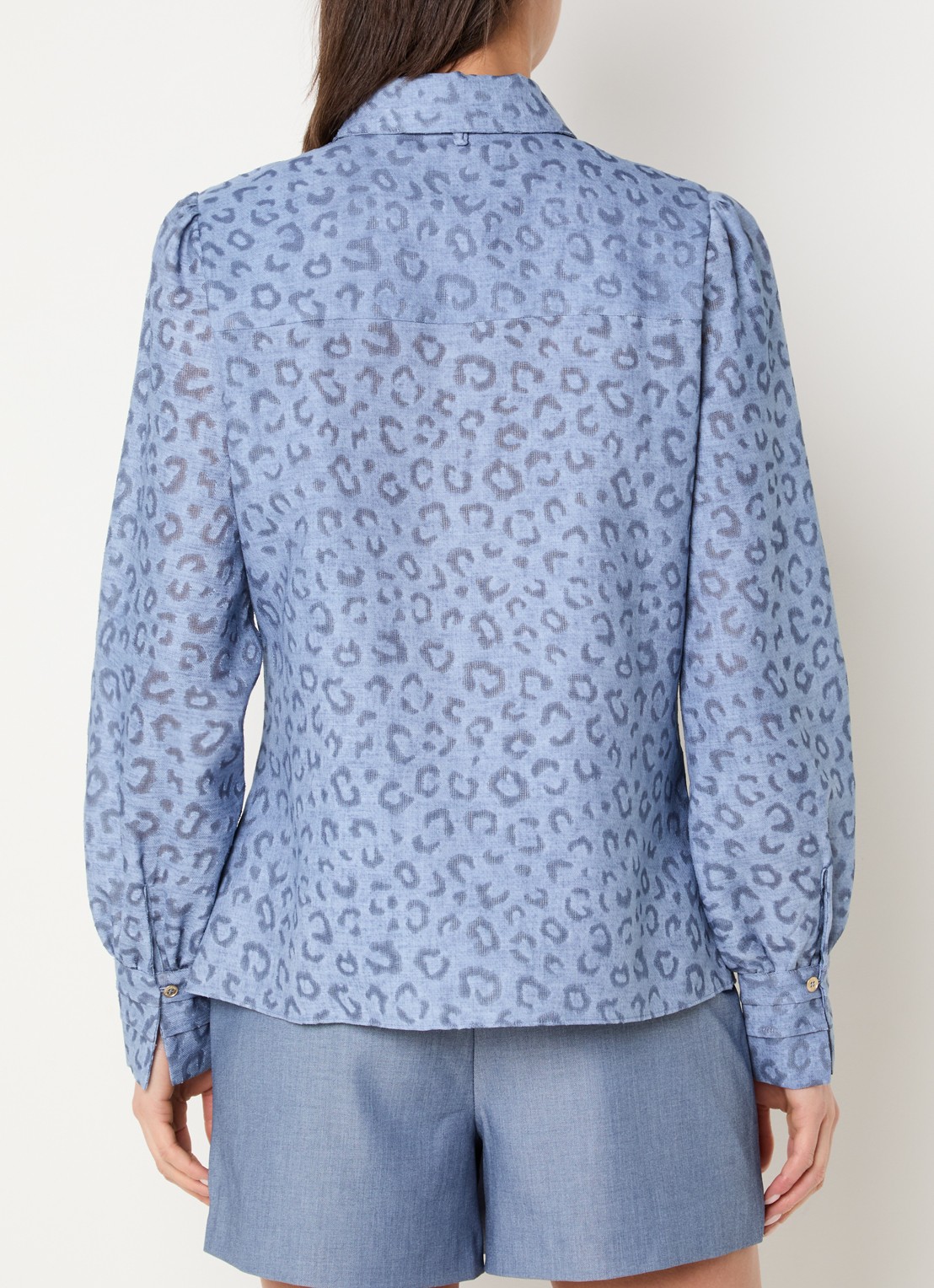 NIKKIE Pragues blouse met panterprint - achterkant staalblauw