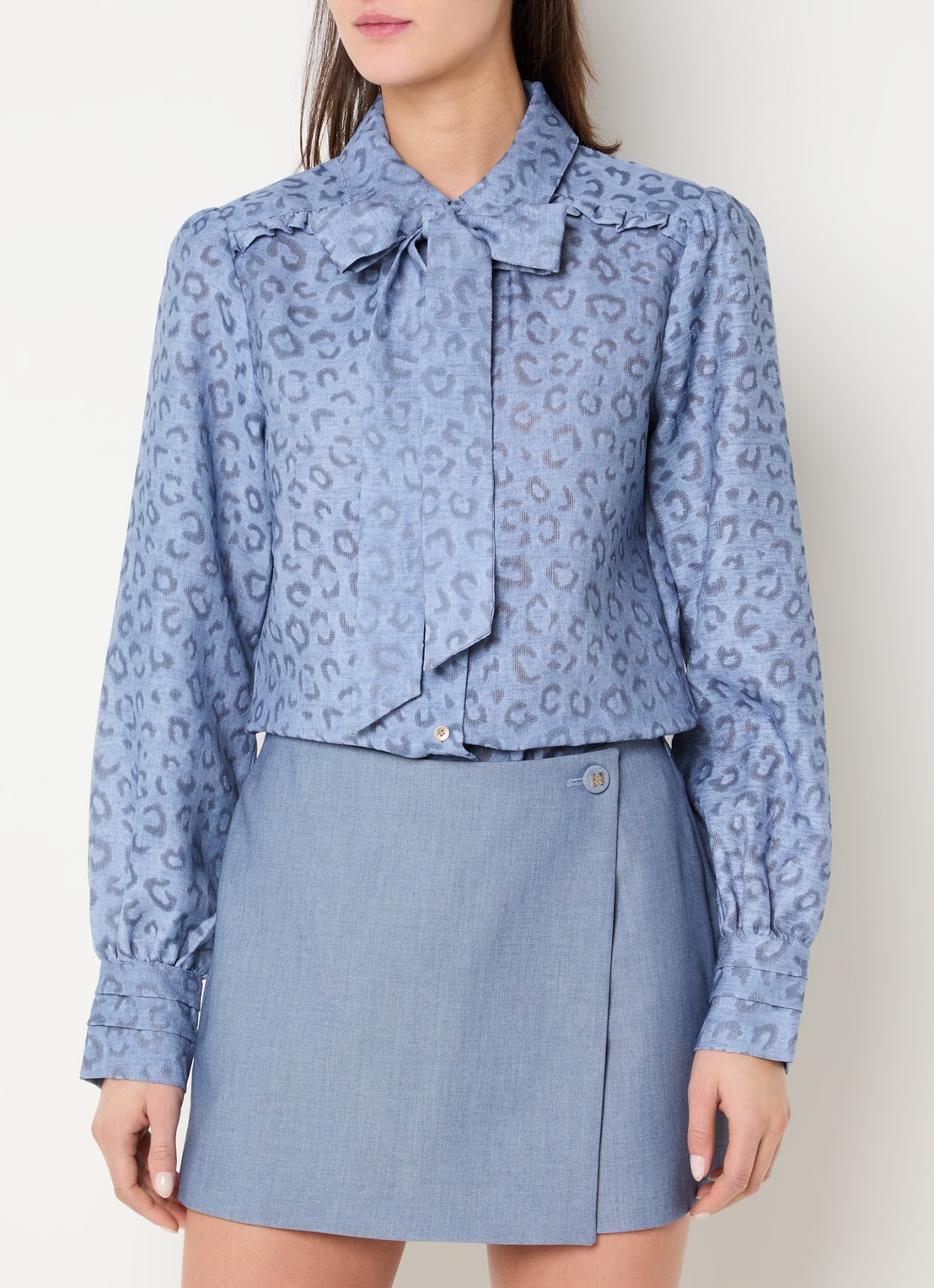 NIKKIE Pragues blouse met panterprint - detail 2 staalblauw