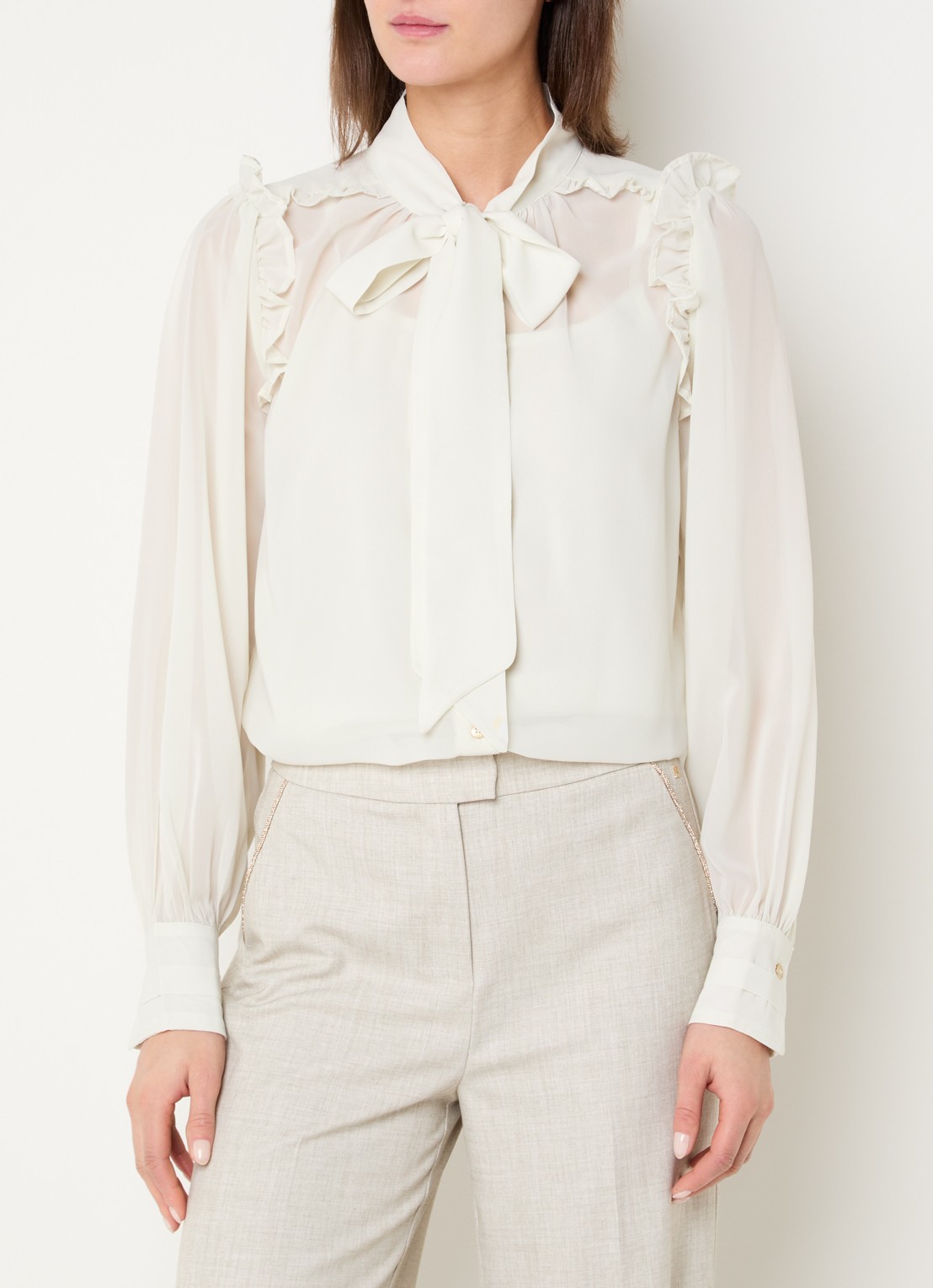 NIKKIE Pragues blouse met volant en sjaalkraag - detail 3 beige