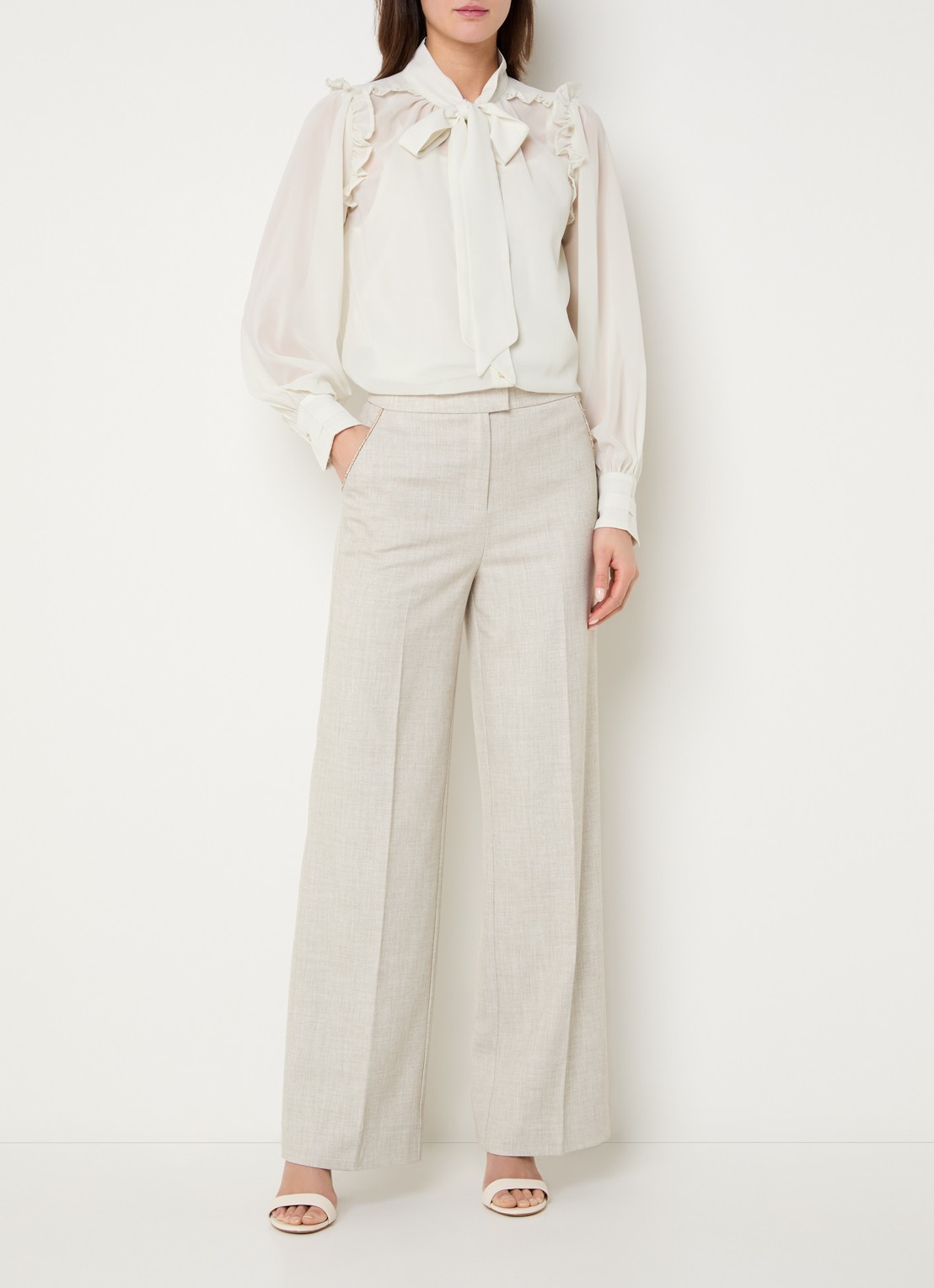 NIKKIE Pragues blouse met volant en sjaalkraag - voorkant 2 beige