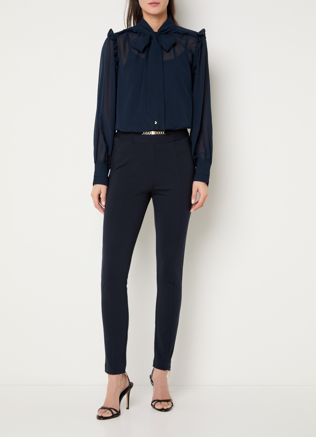 NIKKIE Pragues blouse met volant en sjaalkraag - voorkant 3 donkerblauw