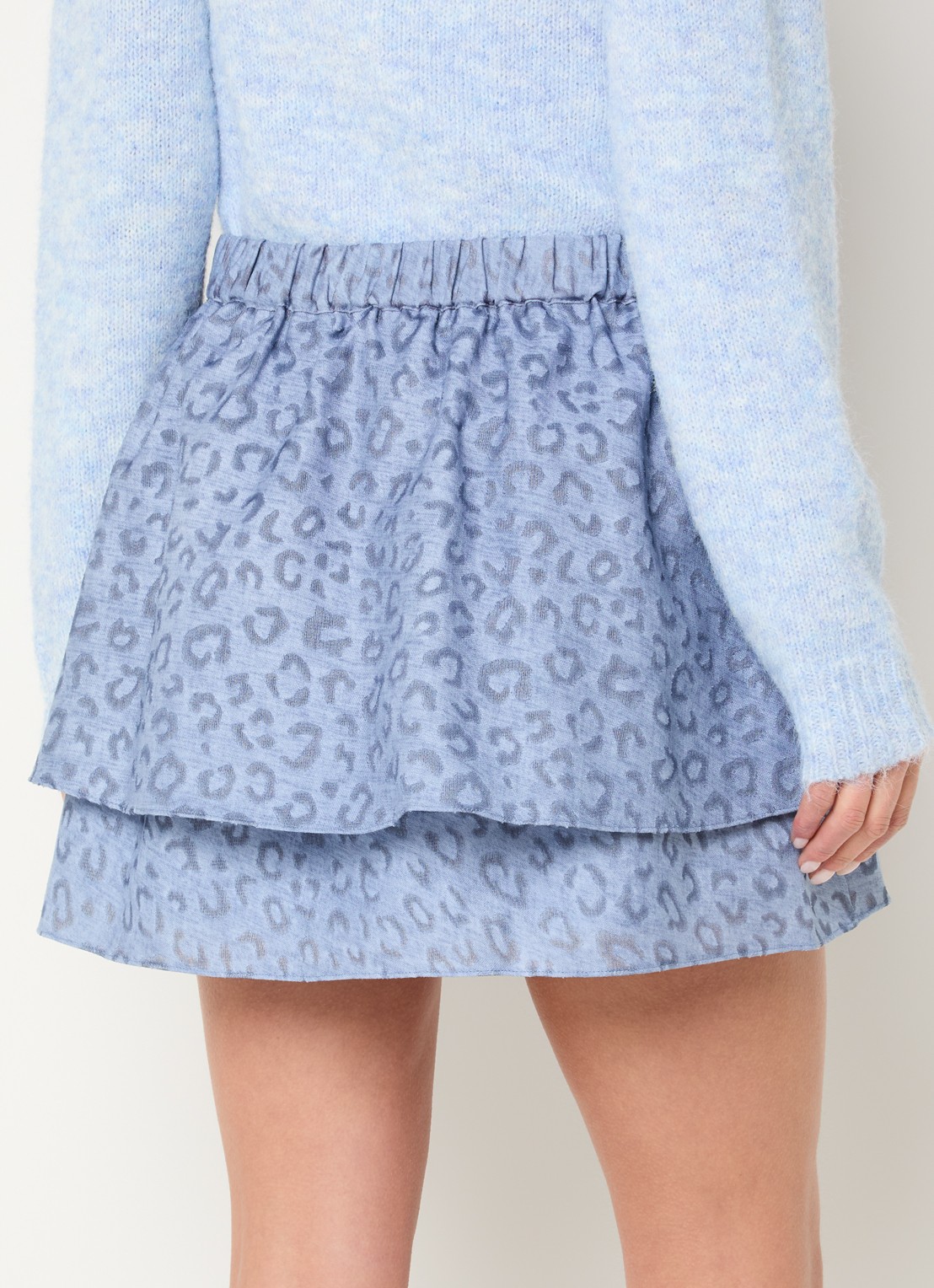 NIKKIE Pragues mini rok met panterprint - achterkant 4 staalblauw