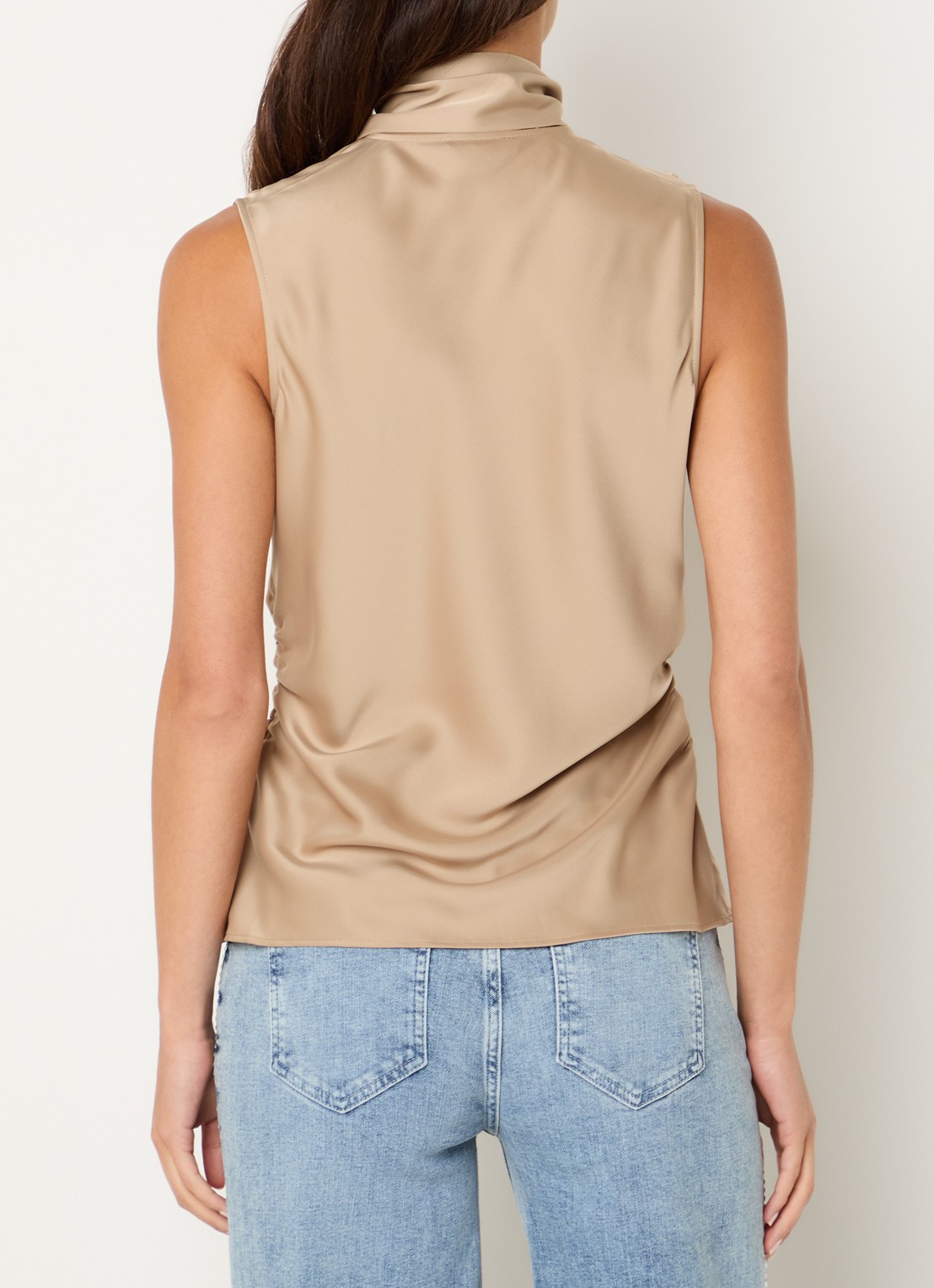 NIKKIE Provo top van satijn met watervalhals - achterkant 4 beige