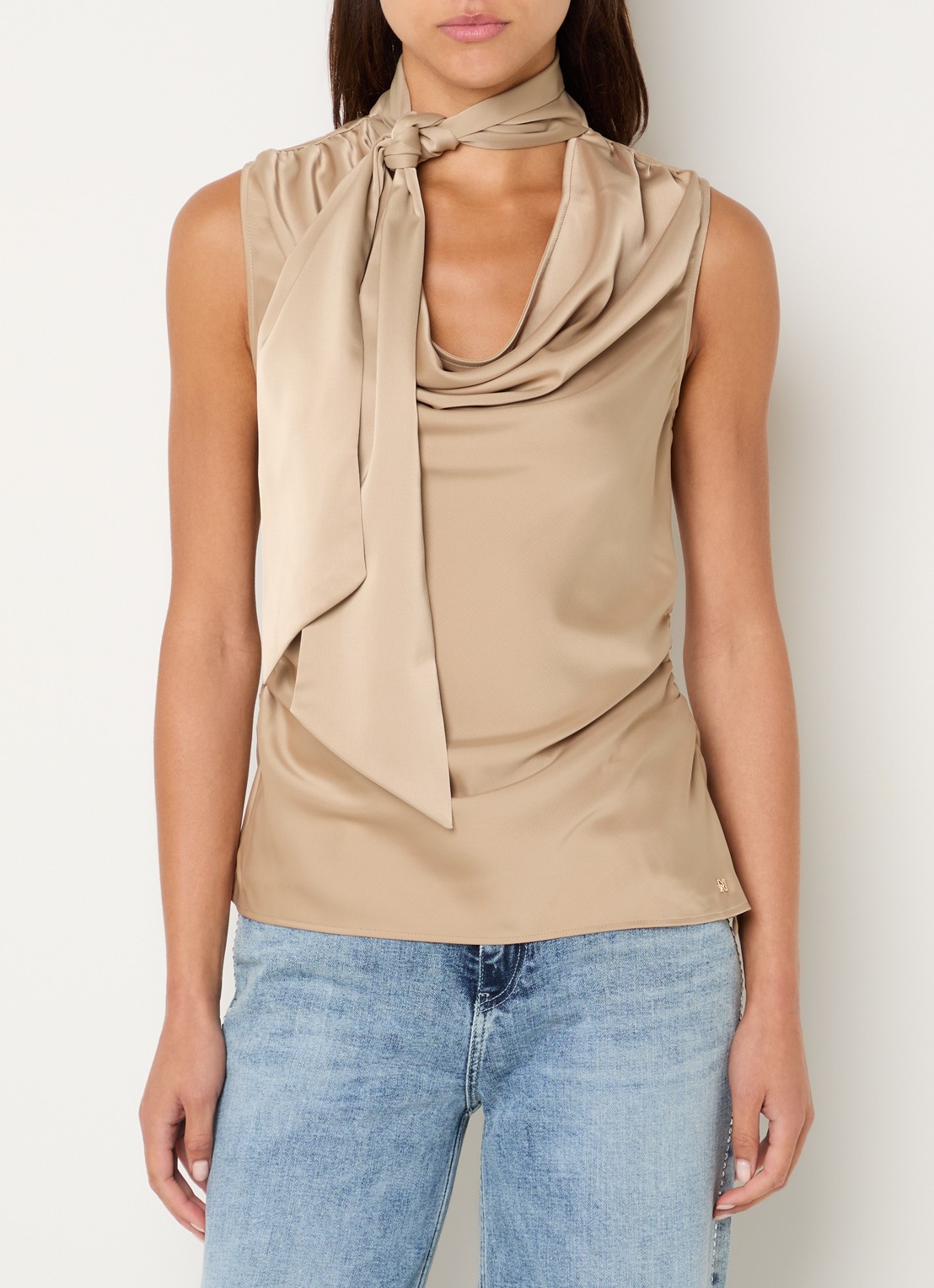 NIKKIE Provo top van satijn met watervalhals - detail 3 beige