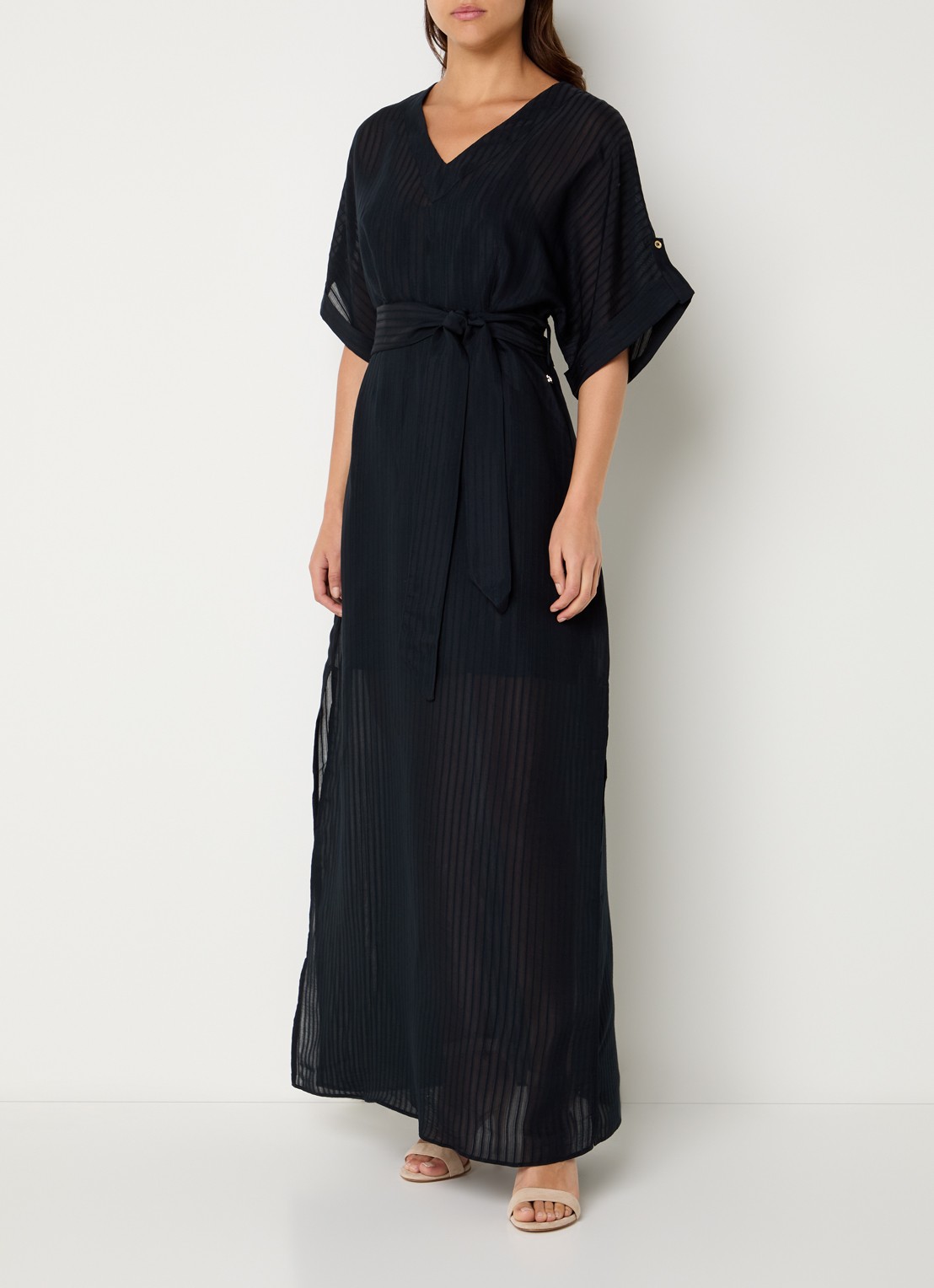 NIKKIE Qaftan maxi tuniek jurk met streepprint en strikceintuur - detail zwart