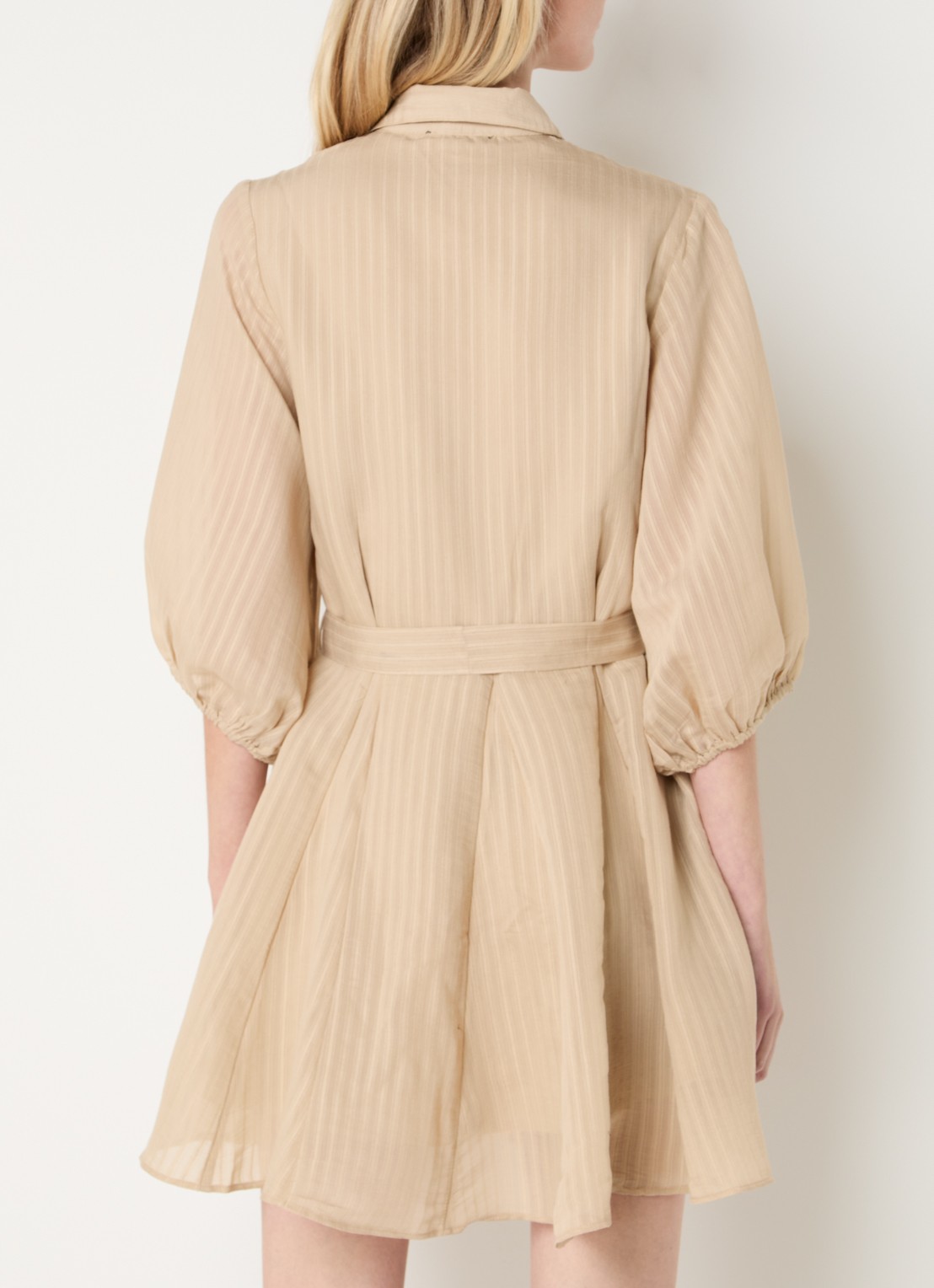 NIKKIE Qaftan mini blousejurk met strikceintuur - achterkant camel