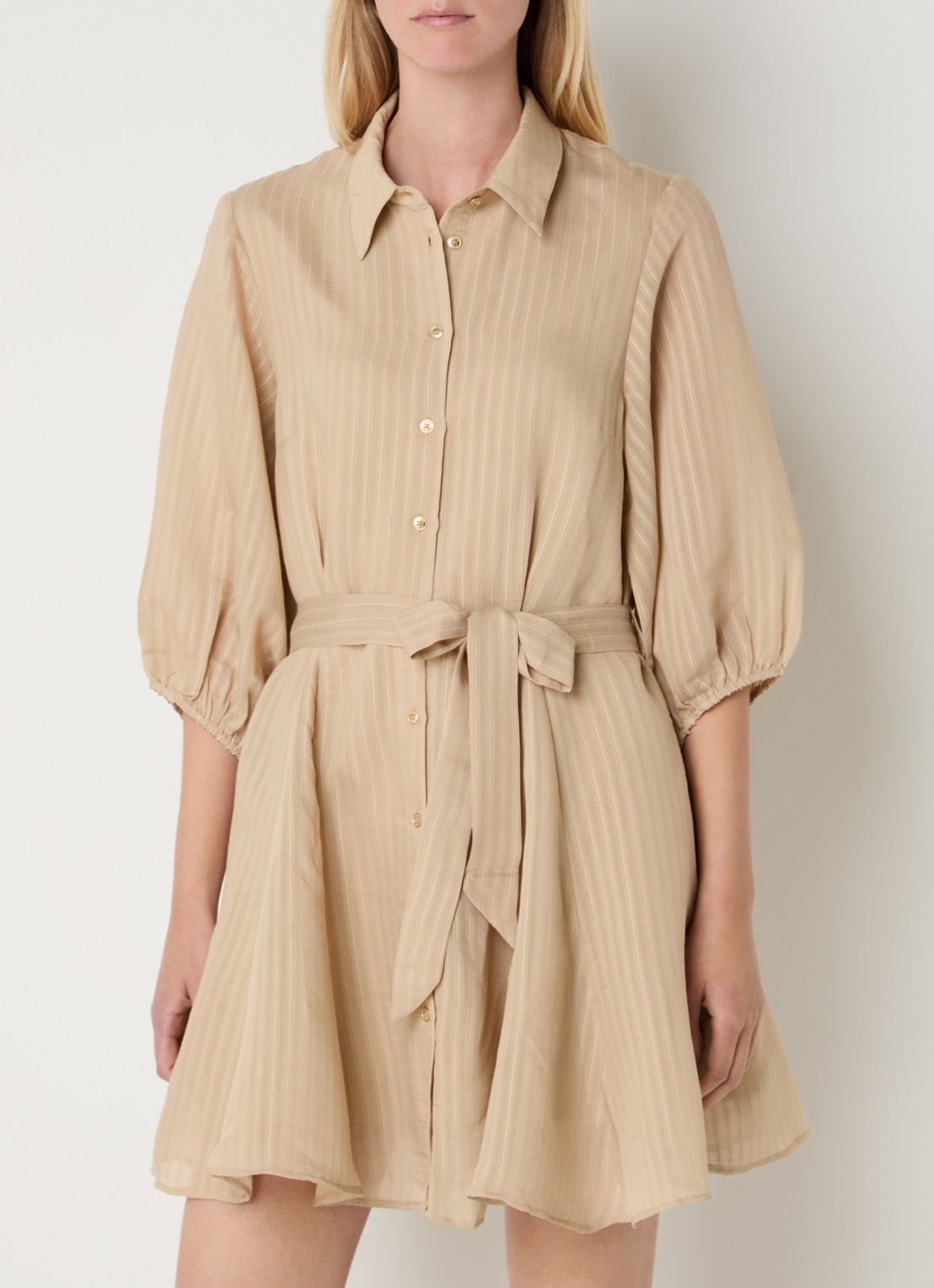 NIKKIE Qaftan mini blousejurk met strikceintuur - detail 4 camel