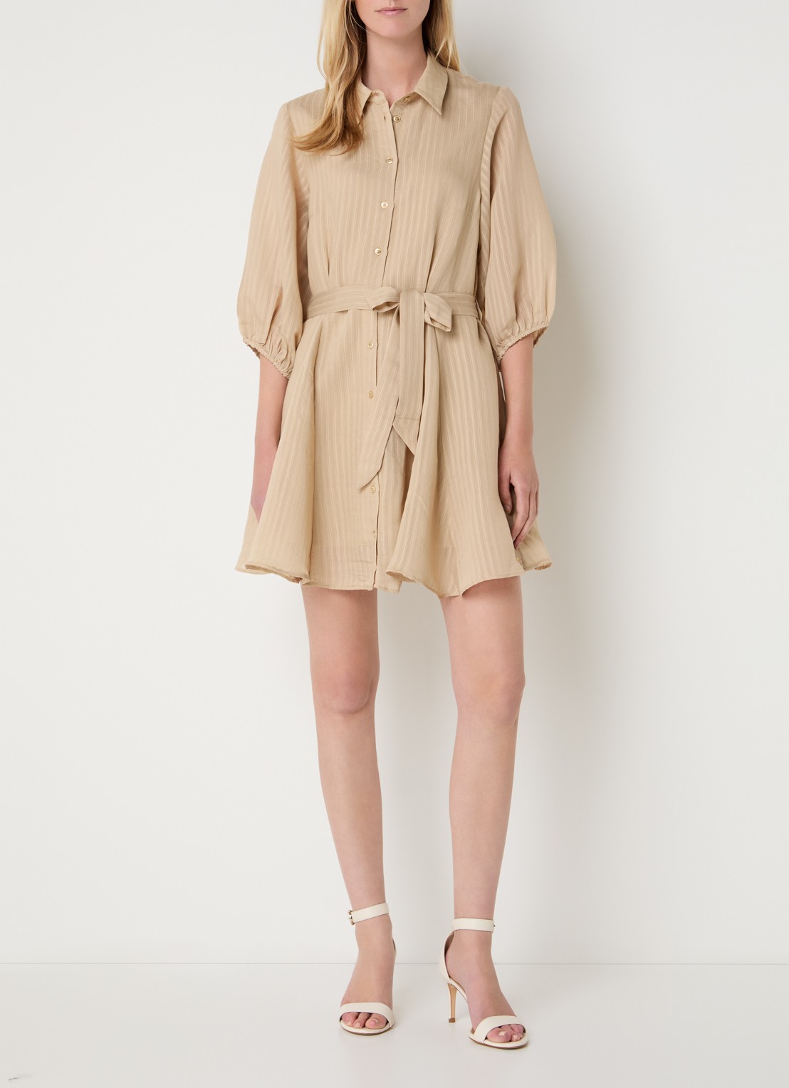 NIKKIE Qaftan mini blousejurk met strikceintuur - voorkant 3 camel