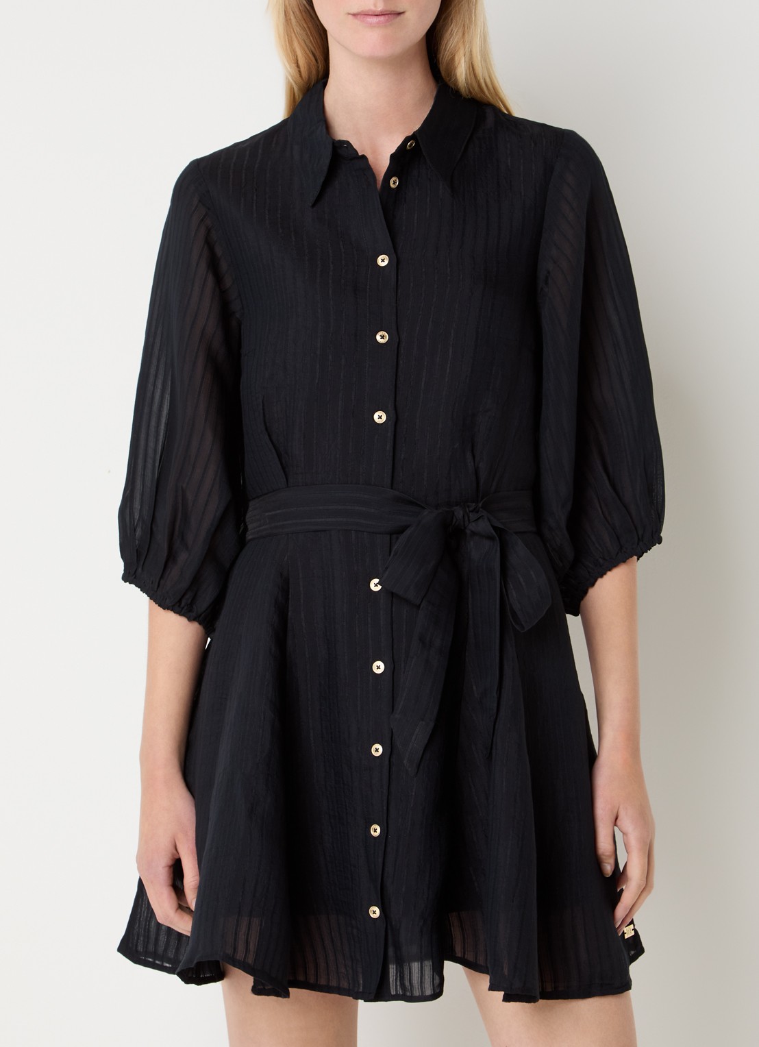 NIKKIE Qaftan mini blousejurk met strikceintuur - detail 4 zwart