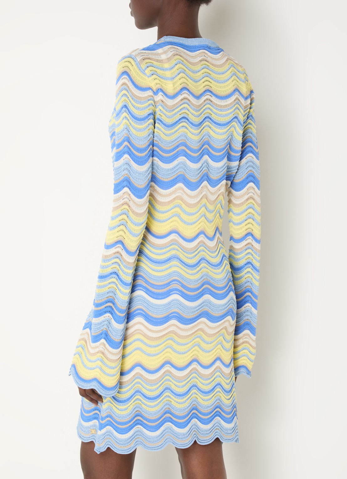 NIKKIE Quero grofgebreide mini jurk met ingebreid patroon - achterkant blauw