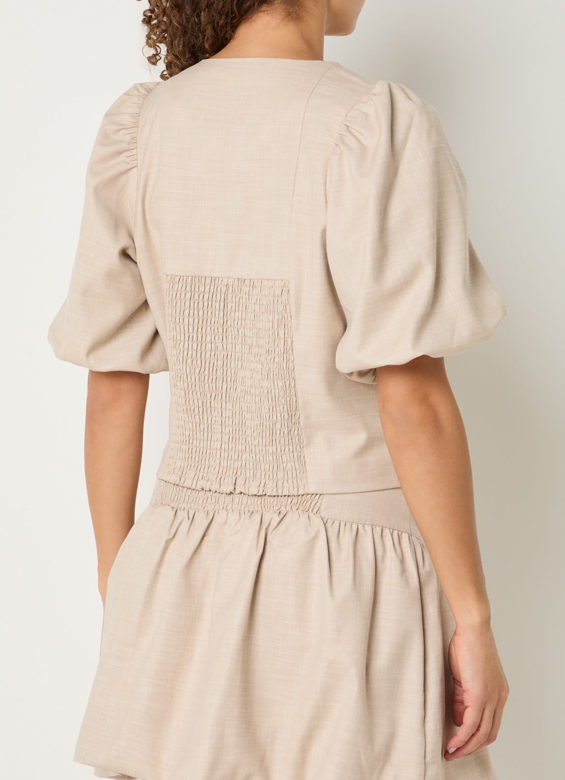 NIKKIE Quito blouse met logo - achterkant beige