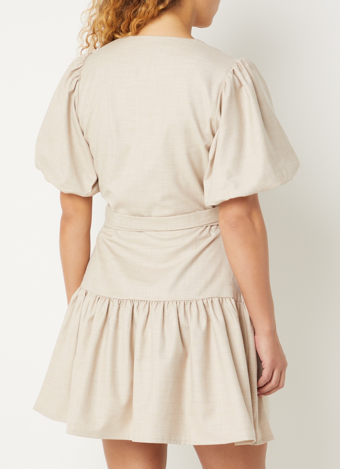 NIKKIE Quito mini wikkeljurk met ballonmouw - achterkant 2 beige
