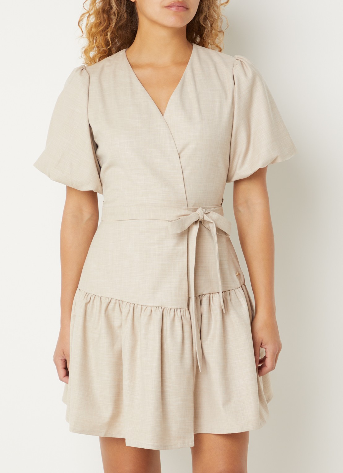 NIKKIE Quito mini wikkeljurk met ballonmouw - detail beige