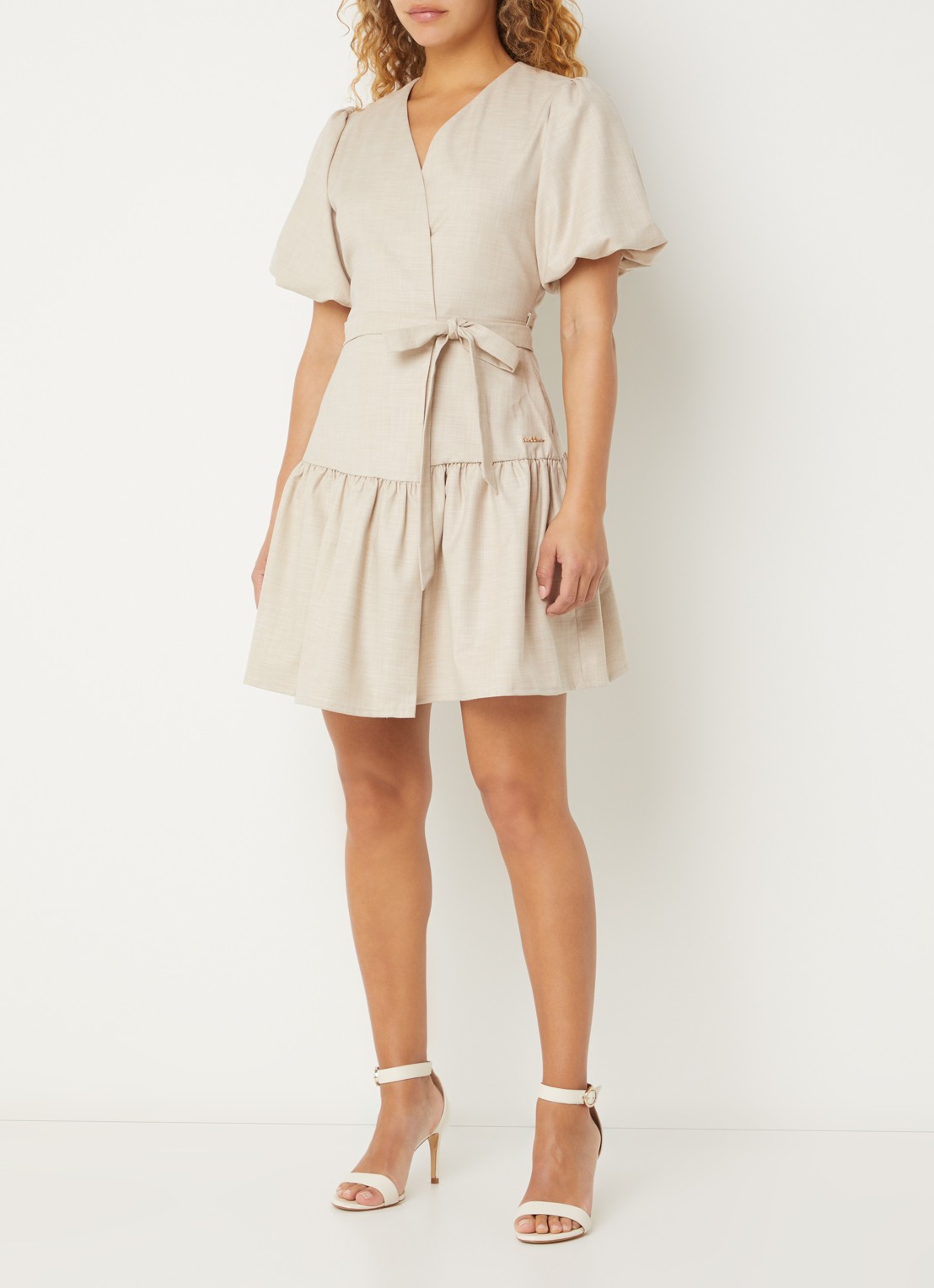 NIKKIE Quito mini wikkeljurk met ballonmouw - voorkant 4 beige
