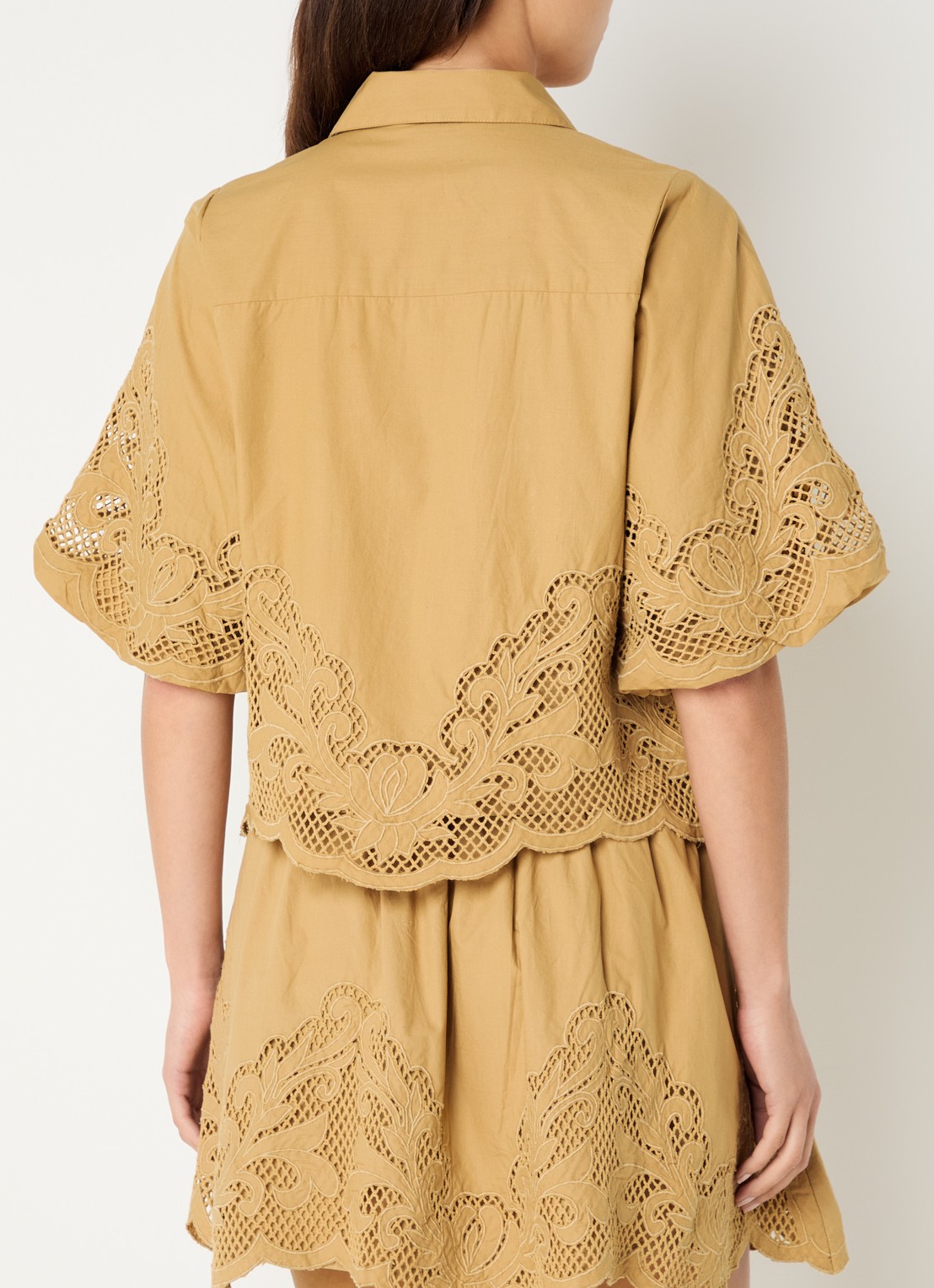 NIKKIE Rabano blouse met broderie - achterkant 3 camel