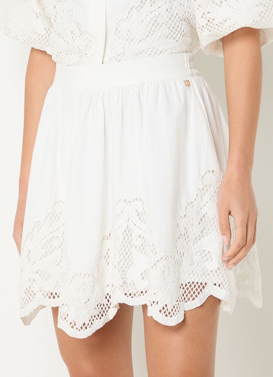 NIKKIE Rabano mini A-lijn rok met broderie - detail 3 wit