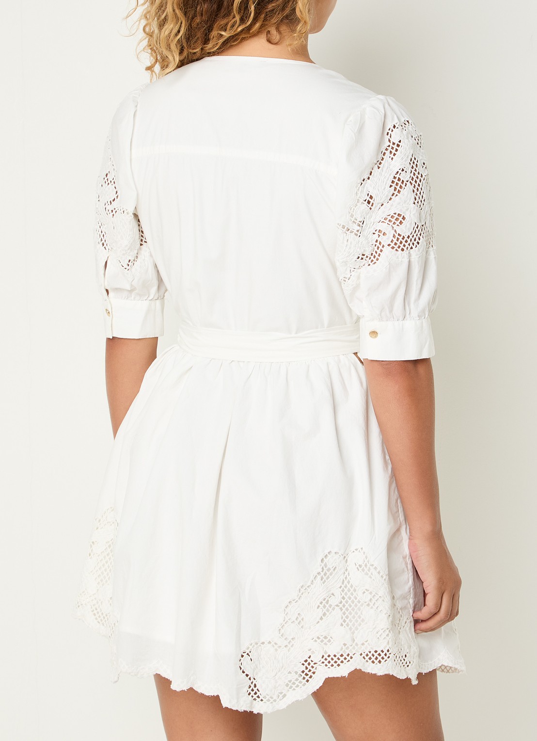 NIKKIE Rabano mini wikkeljurk met broderie - achterkant wit
