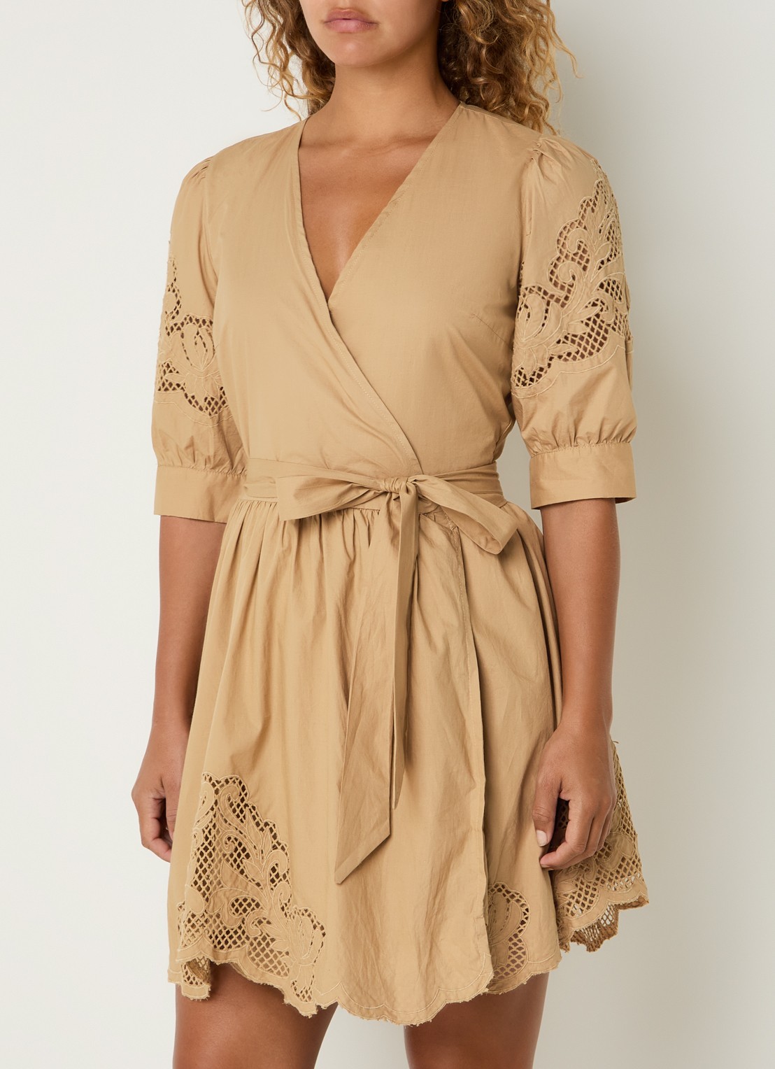 NIKKIE Rabano mini wikkeljurk met broderie - detail camel
