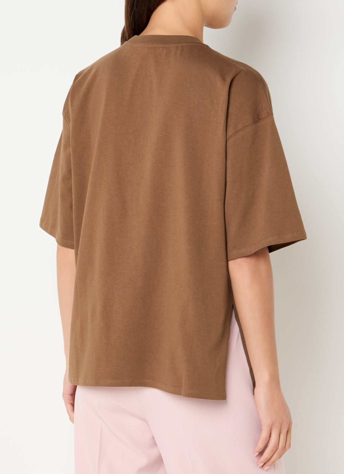 NIKKIE Ramsgate T-shirt met logo - achterkant hazelnootbruin