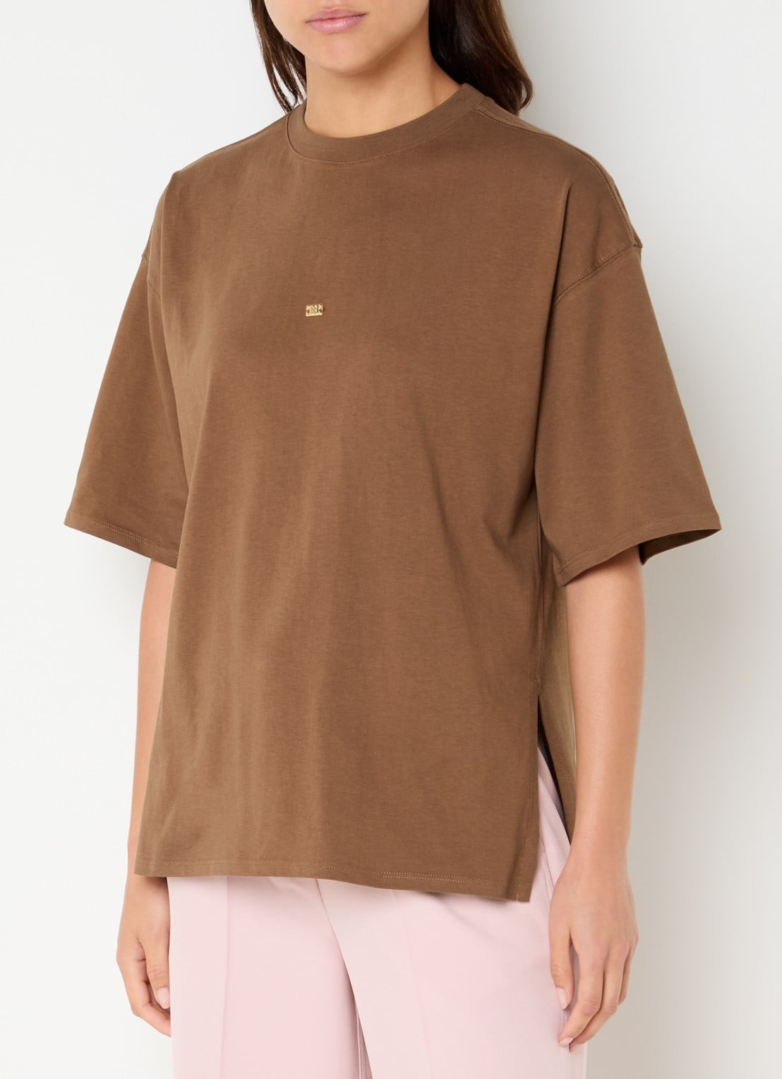 NIKKIE Ramsgate T-shirt met logo - detail 2 hazelnootbruin