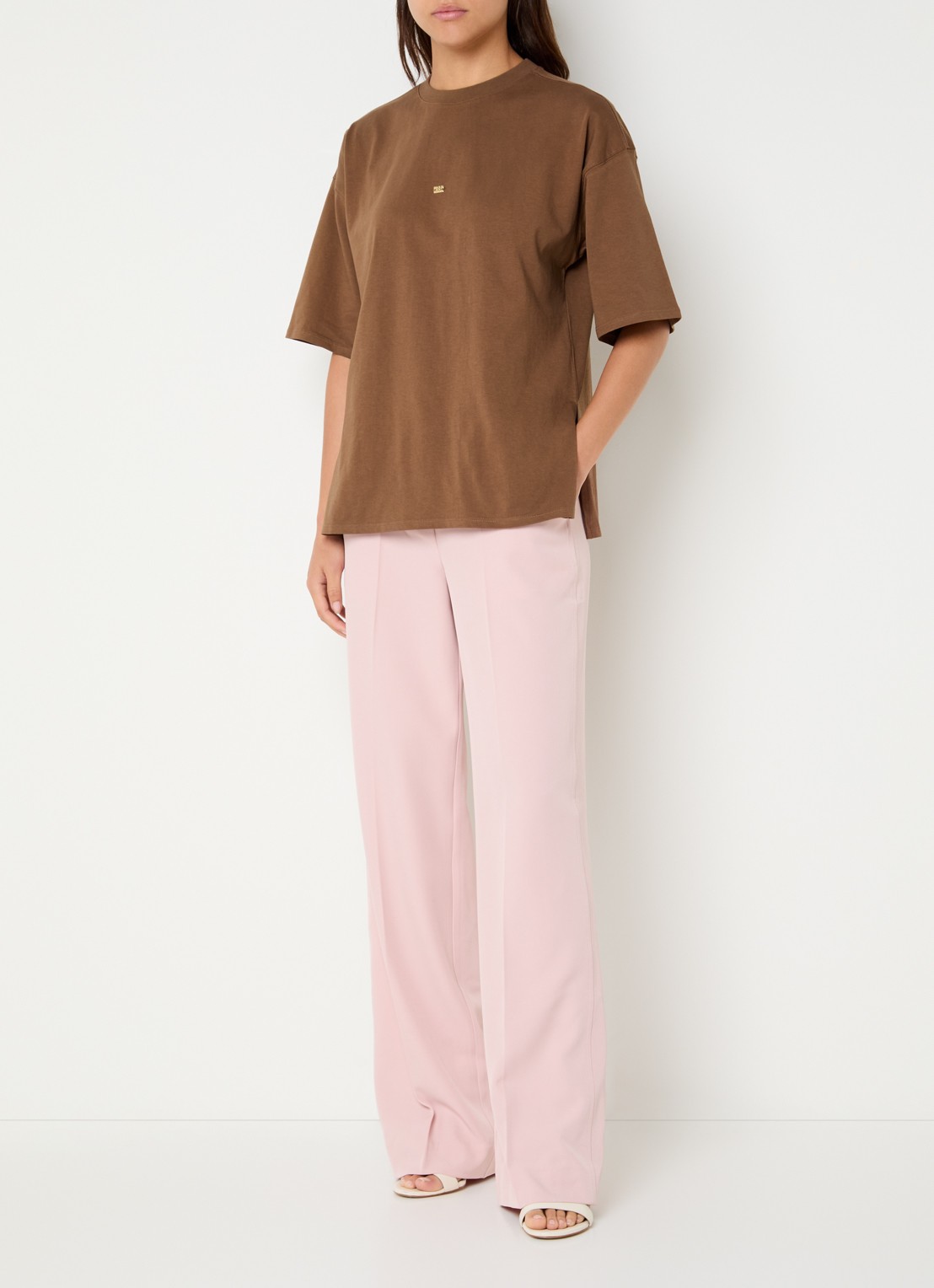 NIKKIE Ramsgate T-shirt met logo - voorkant 4 hazelnootbruin