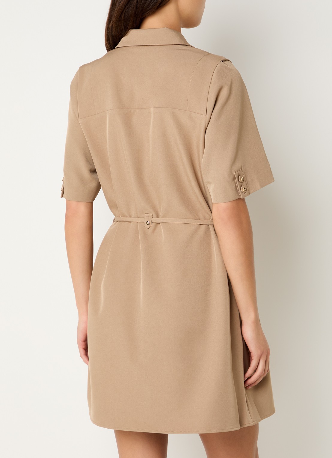 NIKKIE Reims mini jurk met ceintuur - achterkant camel