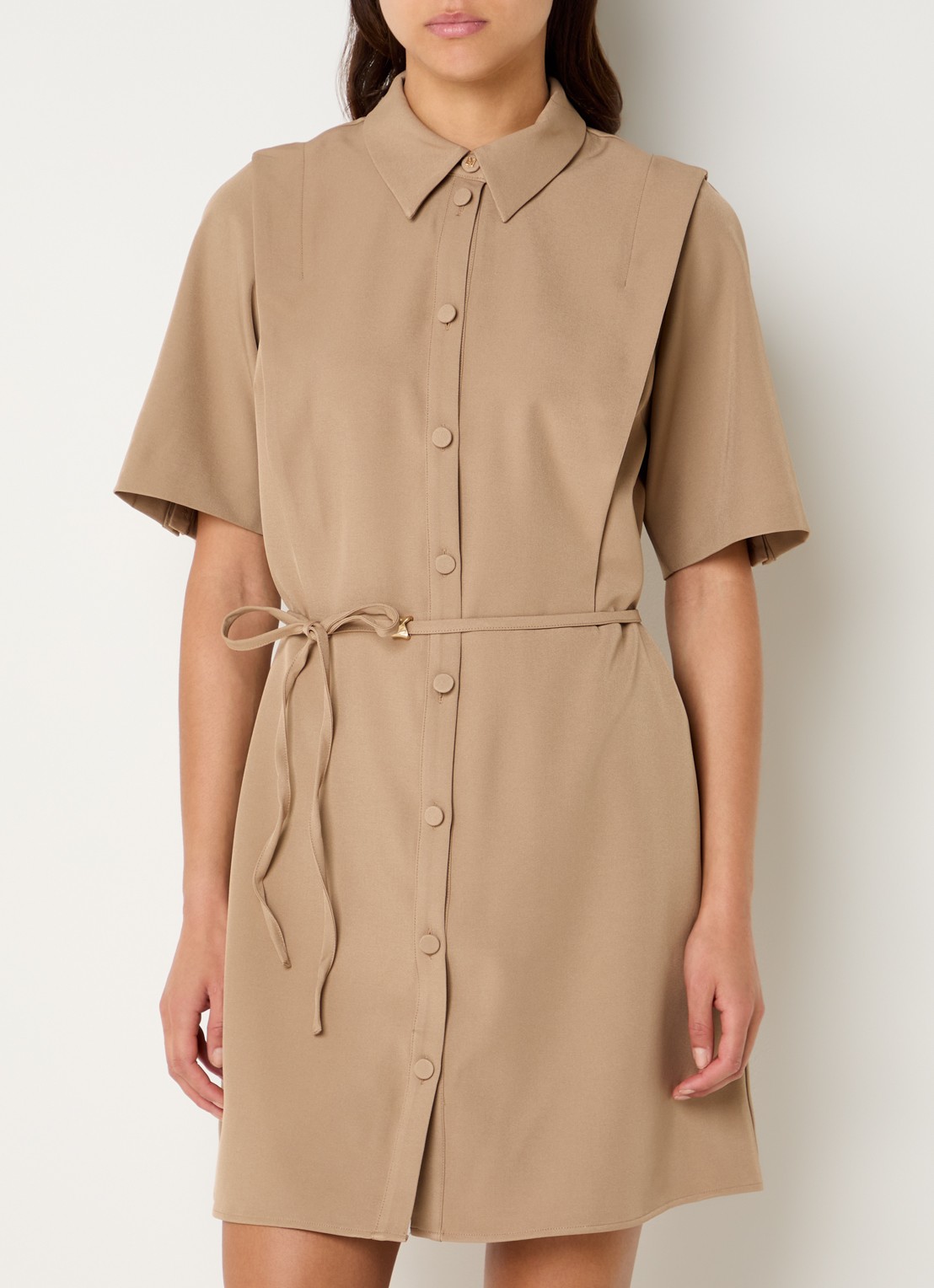 NIKKIE Reims mini jurk met ceintuur - detail 2 camel