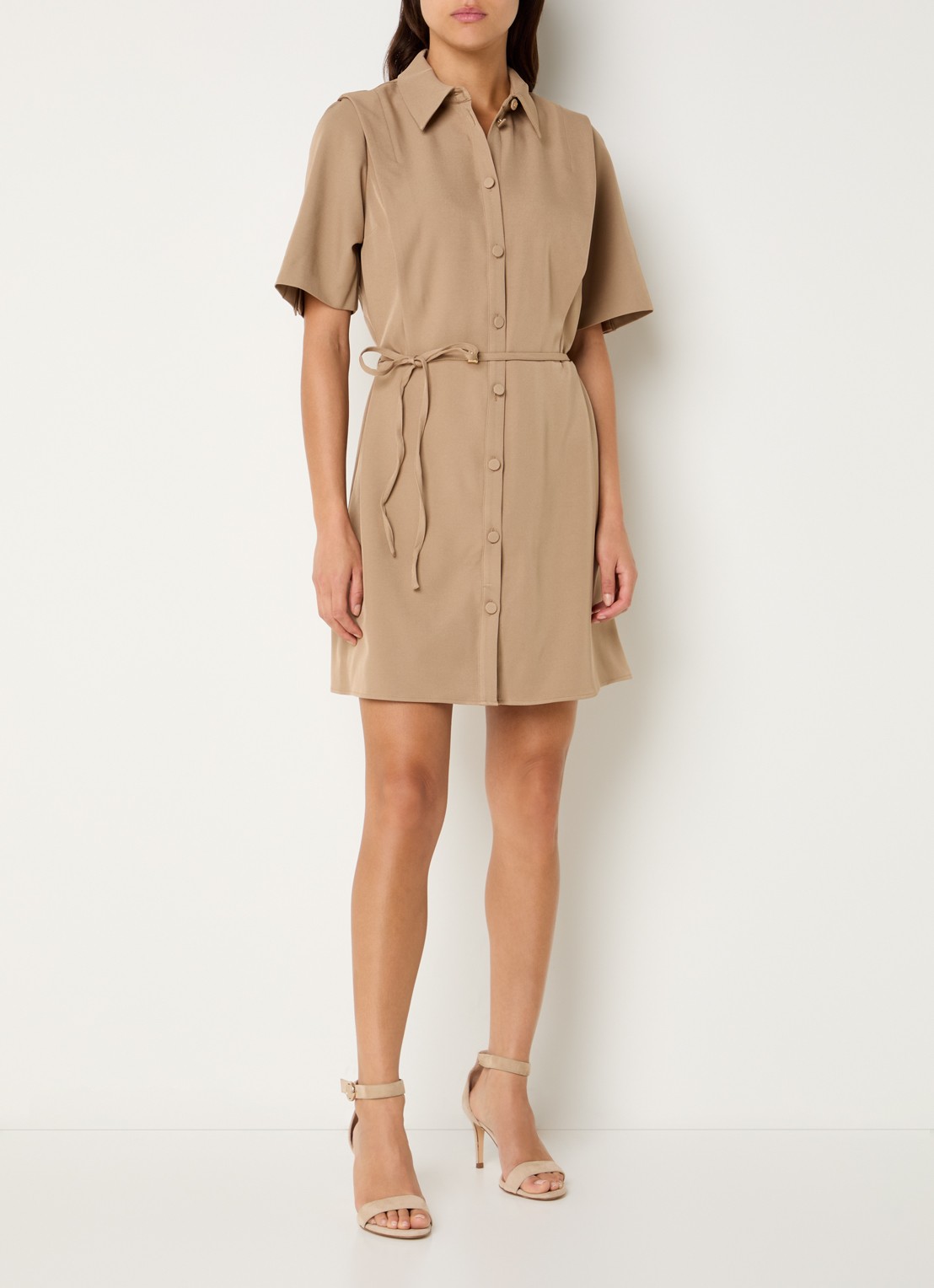 NIKKIE Reims mini jurk met ceintuur - voorkant 4 camel
