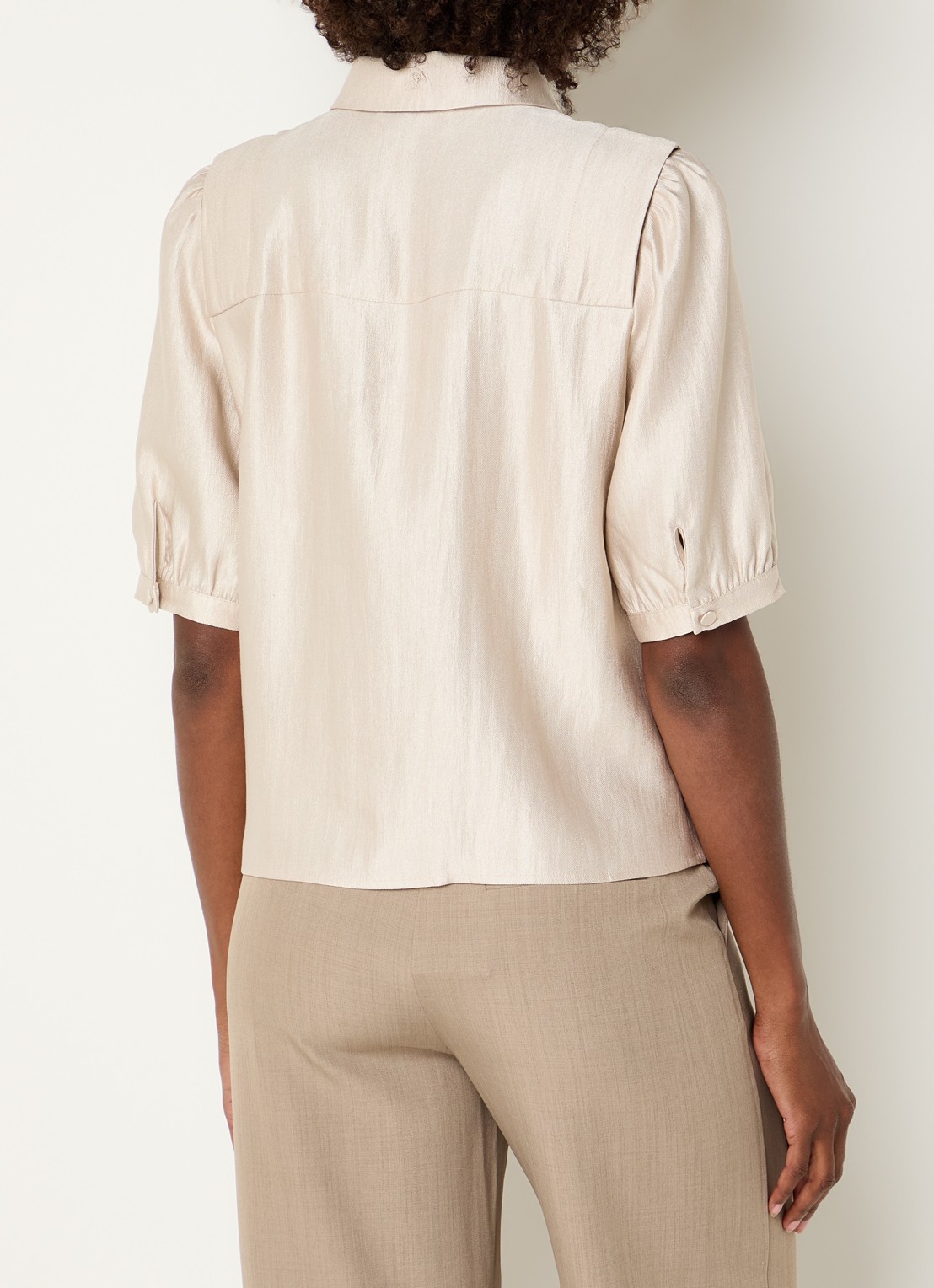 NIKKIE Relizane blouse met plooidetail - achterkant 4 lichtoranje